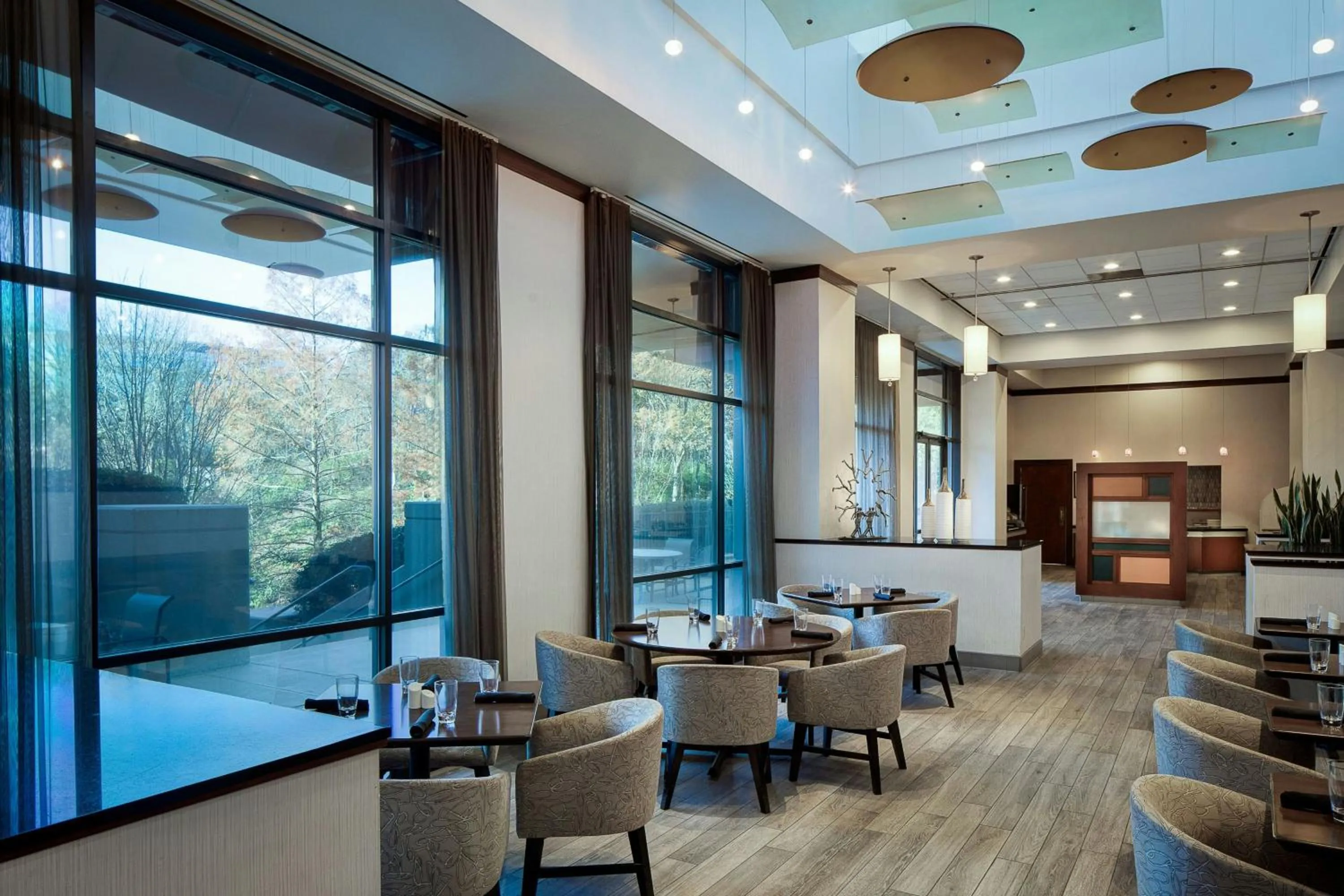 Restaurant/places to eat in Marriott St. Louis West