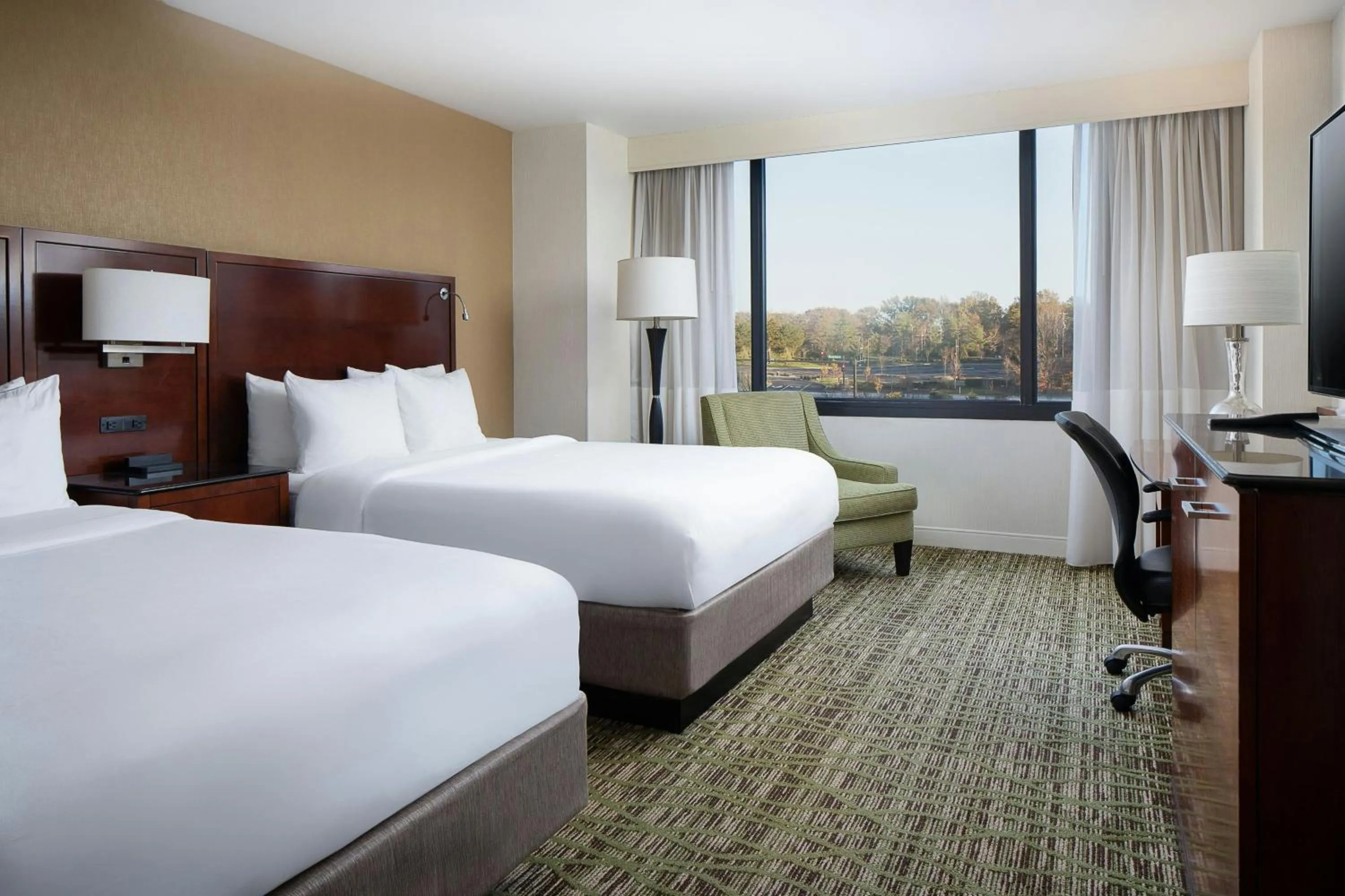 Photo of the whole room, Bed in Marriott St. Louis West