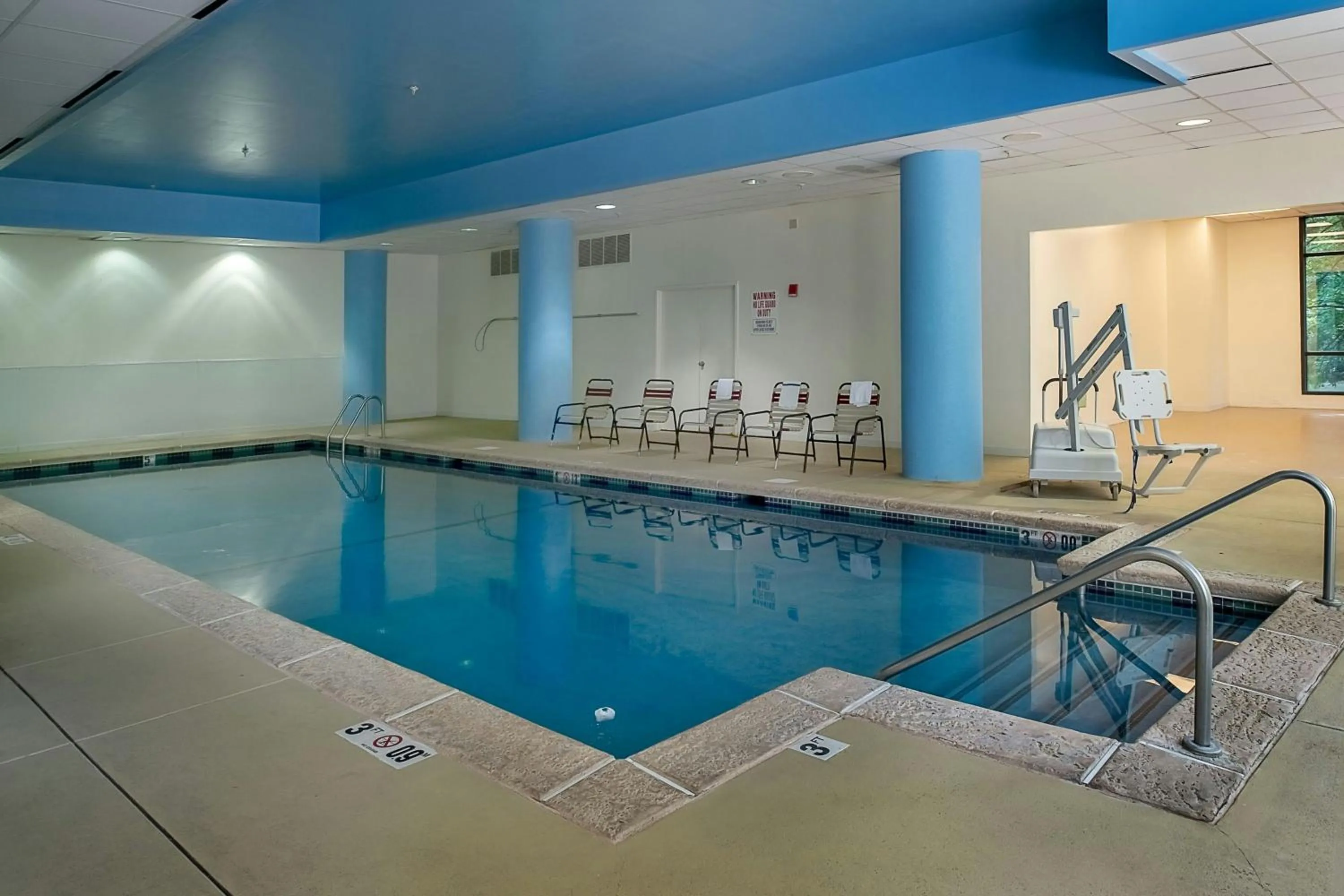 Swimming pool in Marriott St. Louis West
