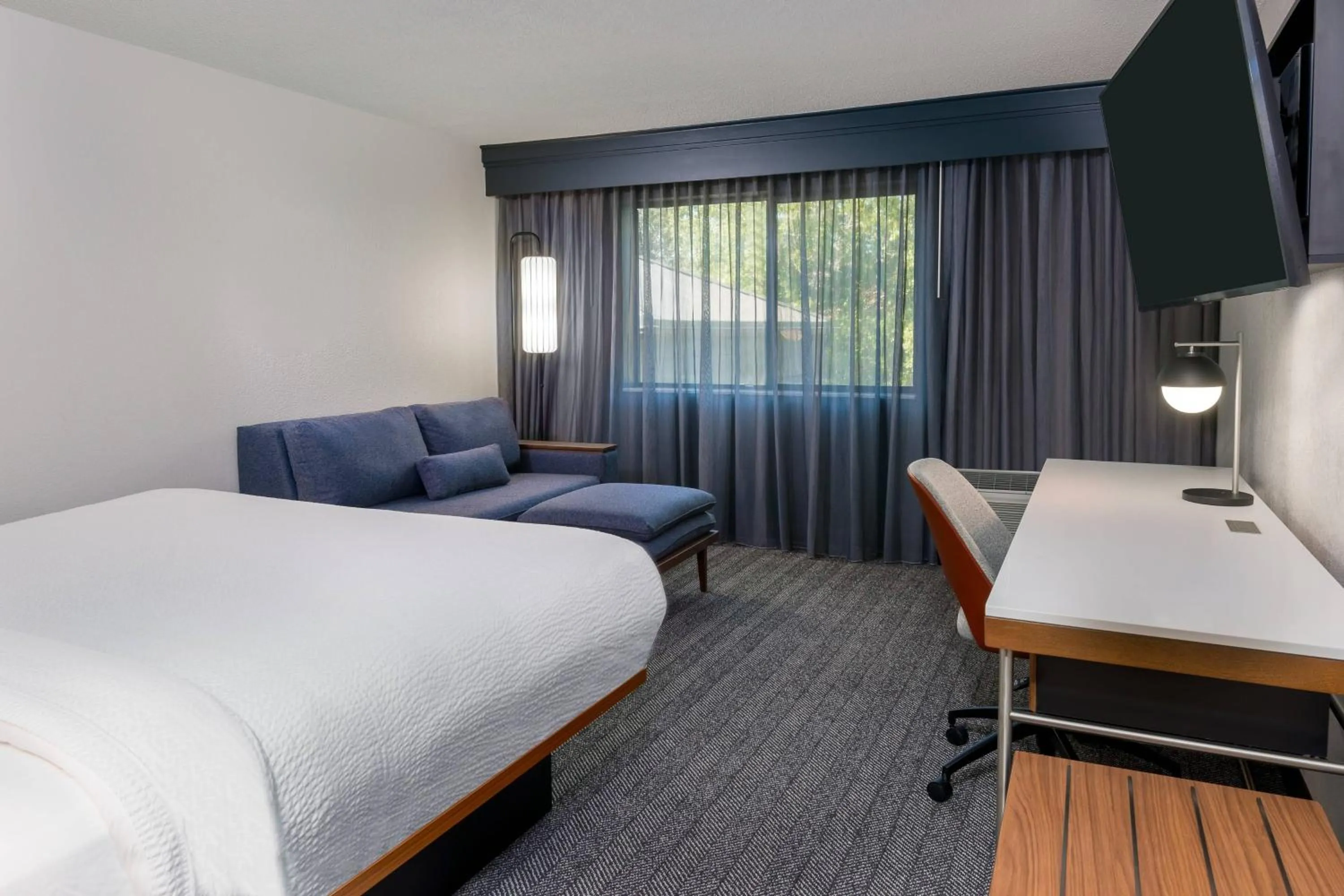 Photo of the whole room, Bed in Courtyard Tallahassee North/I-10 Capital Circle