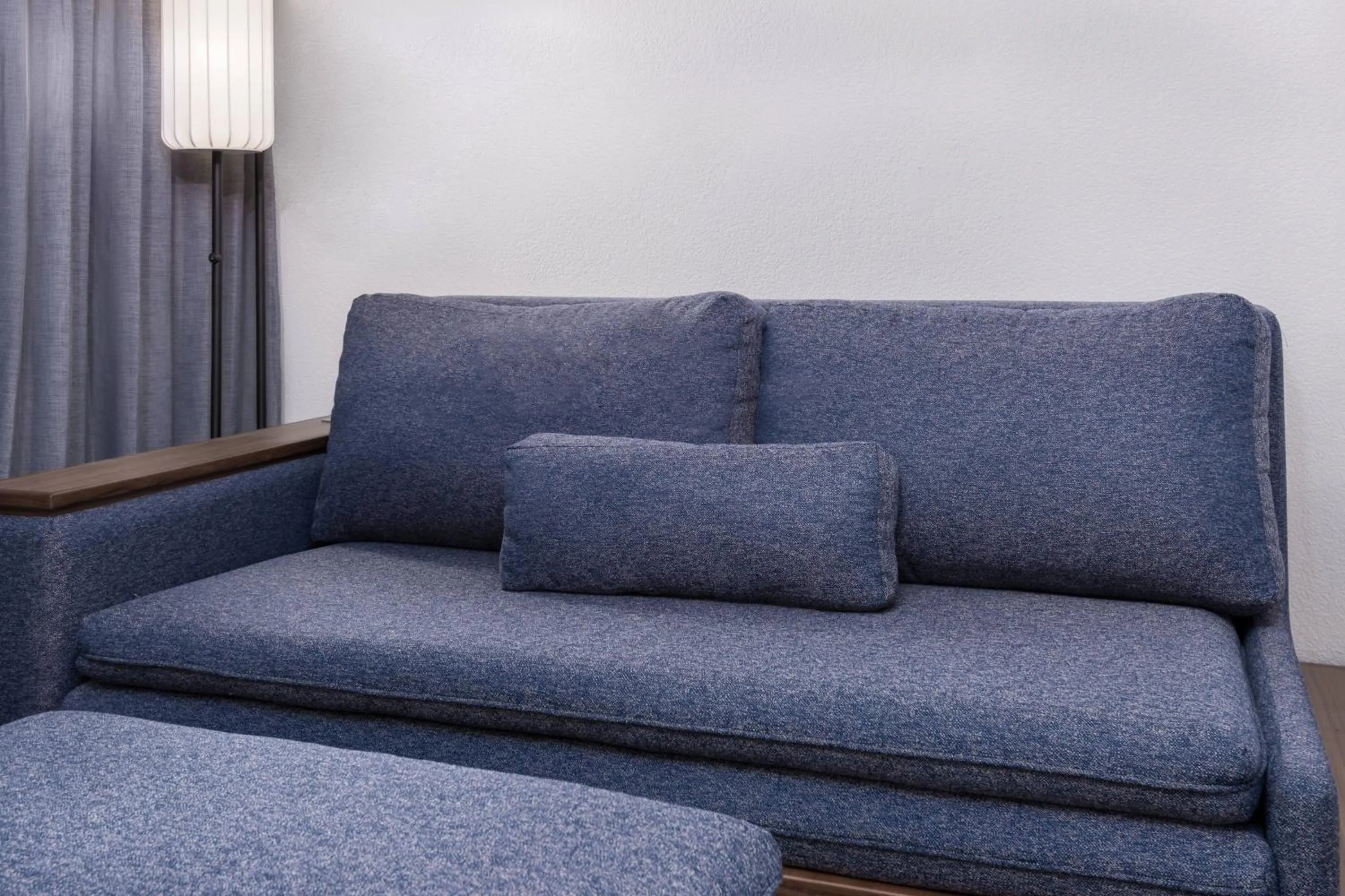 Photo of the whole room in Courtyard Tallahassee North/I-10 Capital Circle