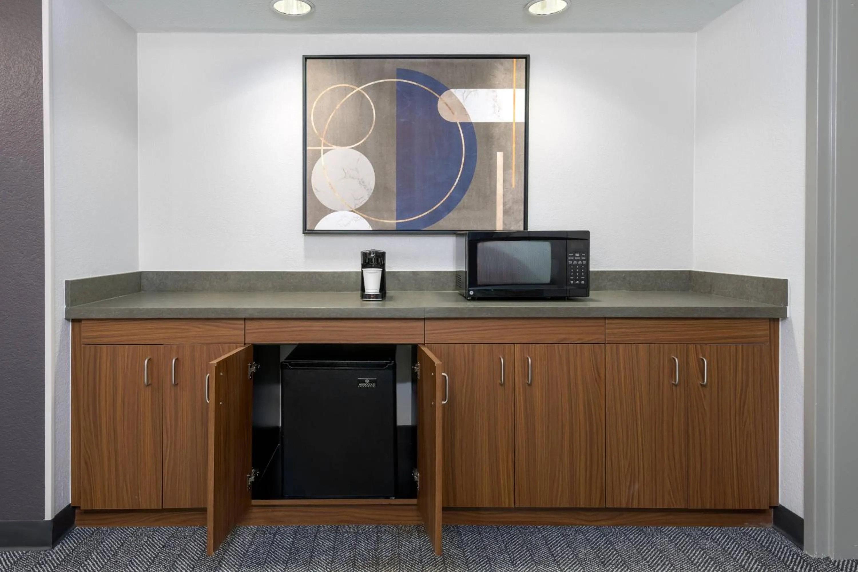 Kitchen or kitchenette in Courtyard Tallahassee North/I-10 Capital Circle