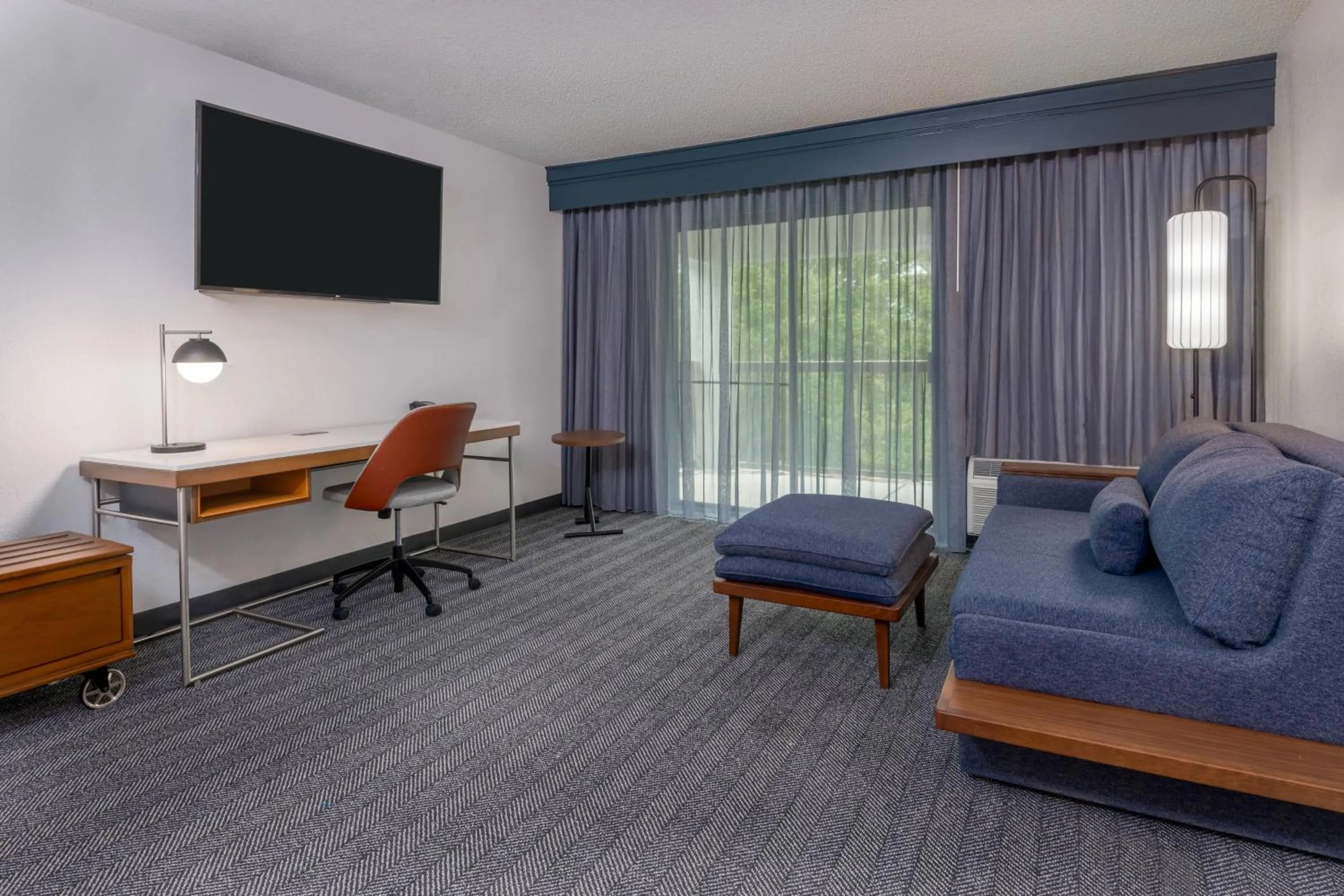 Living room in Courtyard Tallahassee North/I-10 Capital Circle