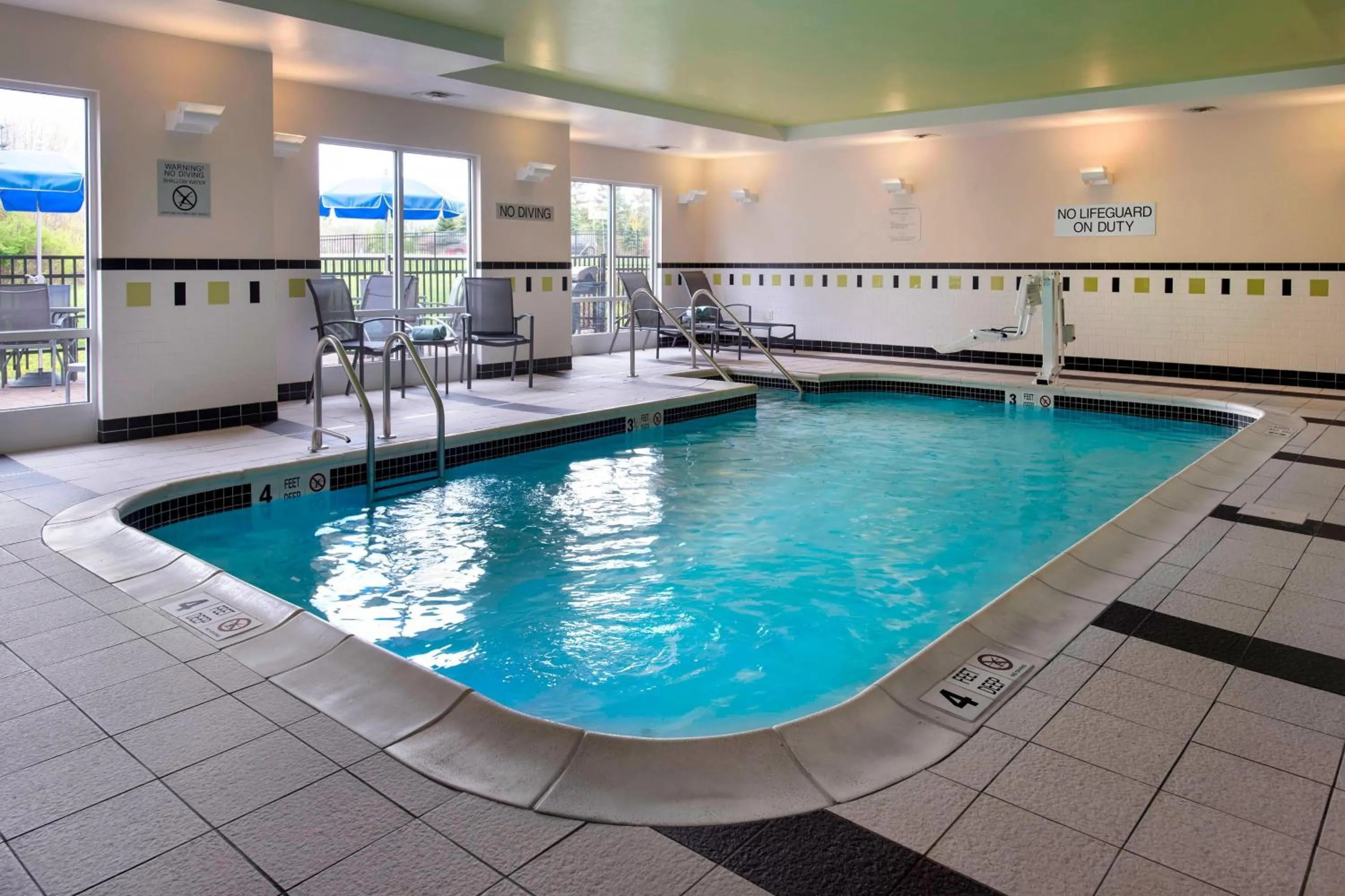 Swimming pool in Fairfield Inn & Suites by Marriott Verona