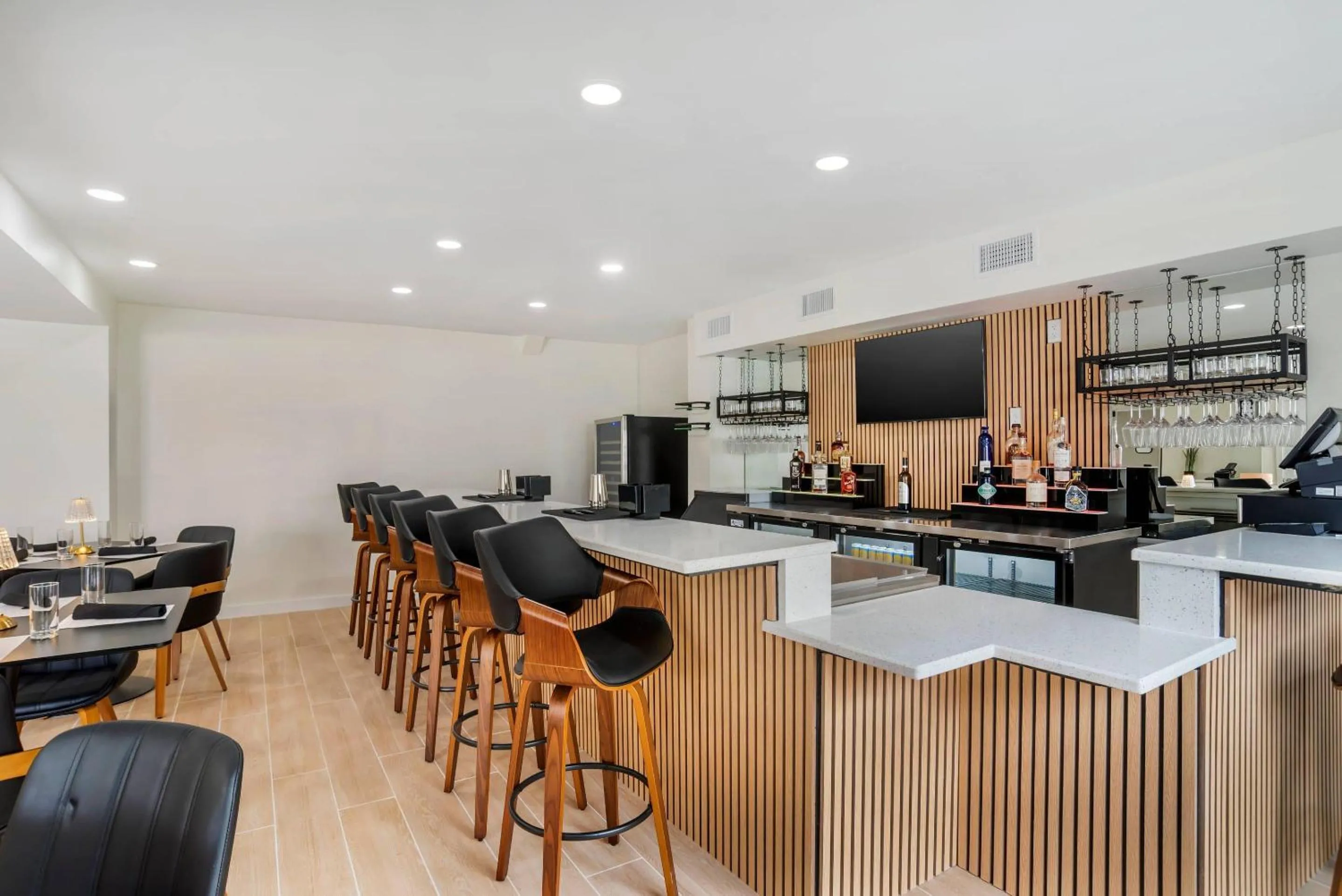 Restaurant/places to eat in Alluxsuites at 1876, an Ascend Collection Hotel