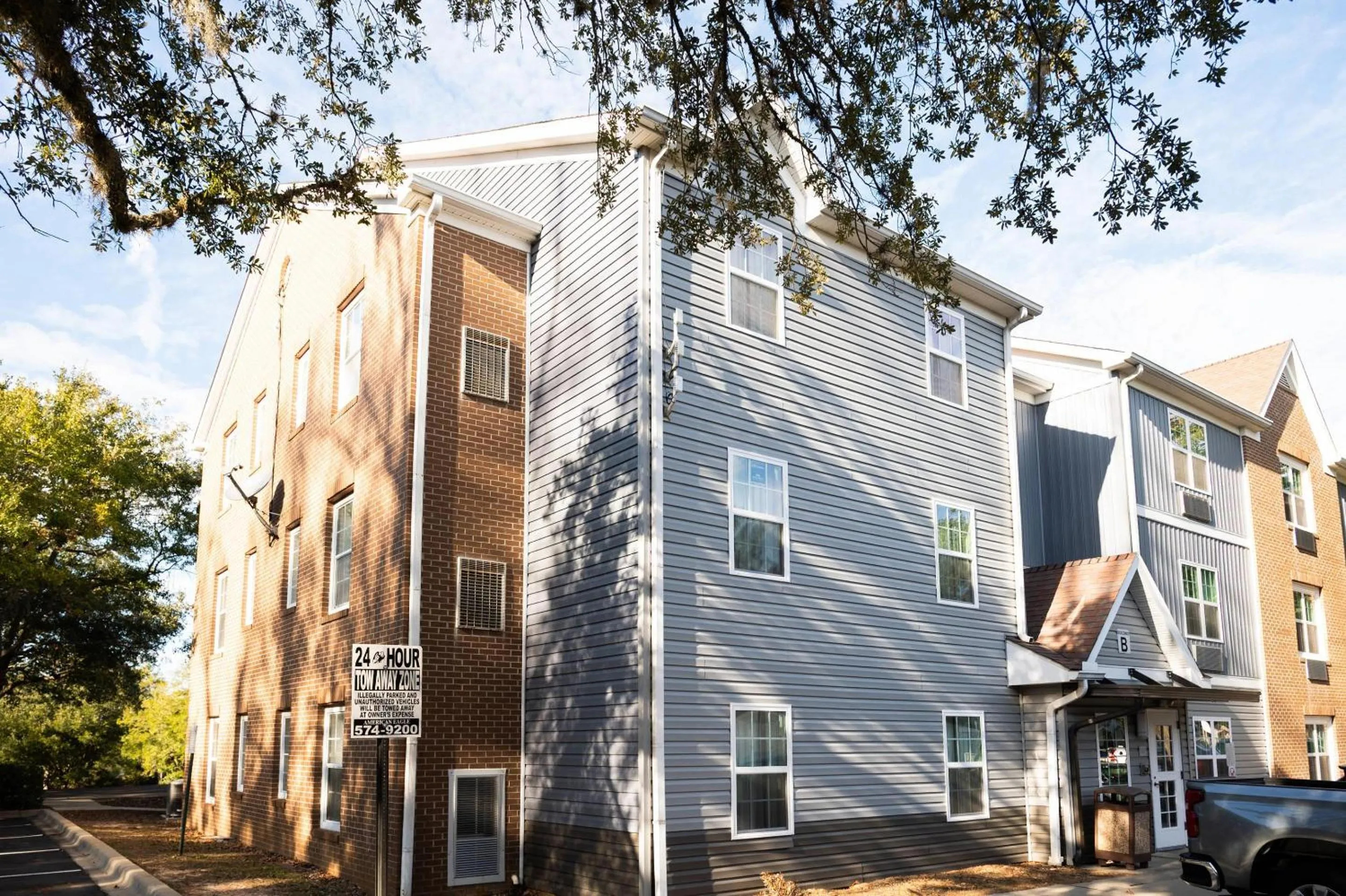 Property building in Alluxsuites at 1876, an Ascend Collection Hotel