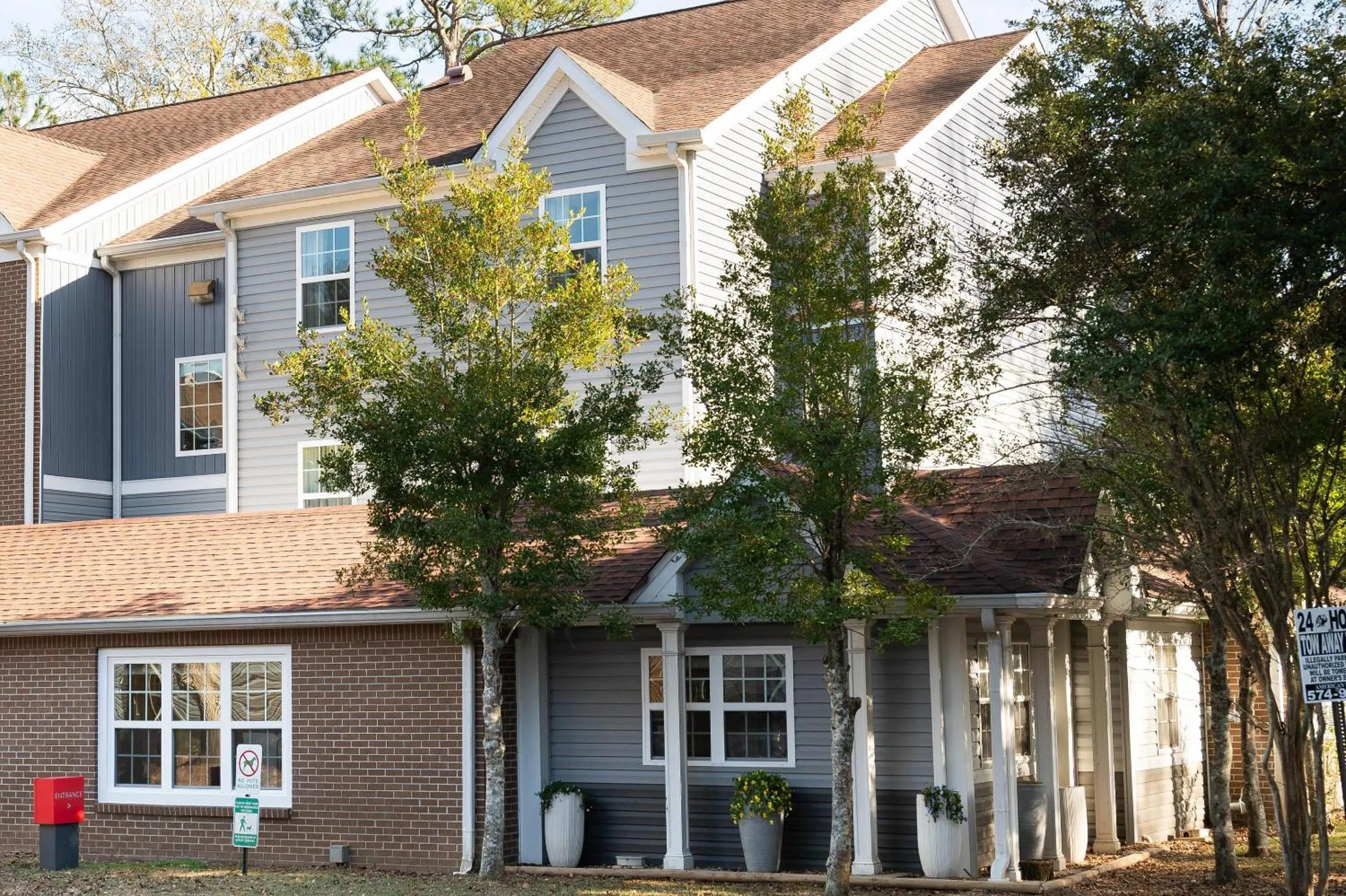 Property building in Alluxsuites at 1876, an Ascend Collection Hotel