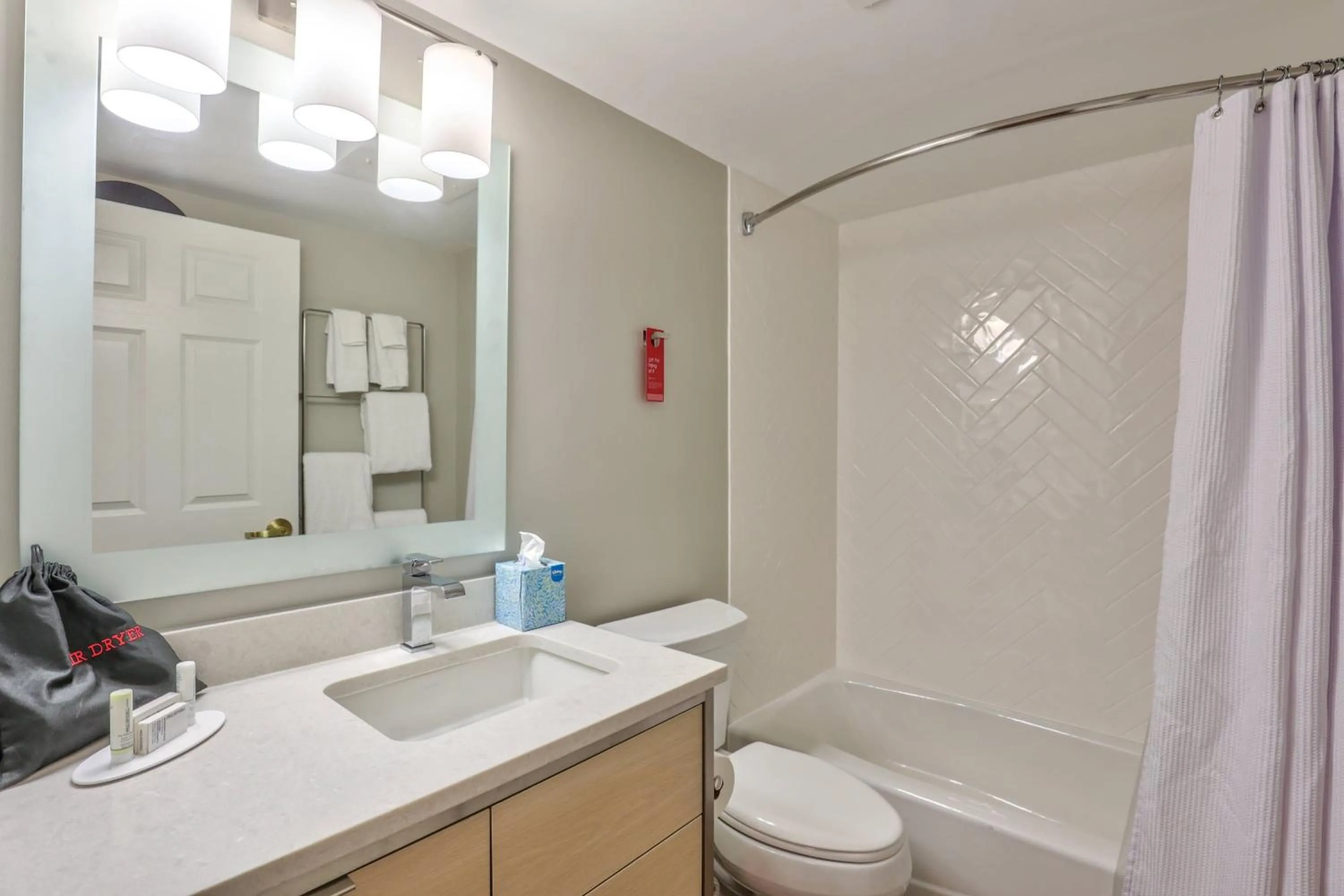 Bathroom in Alluxsuites at 1876, an Ascend Collection Hotel