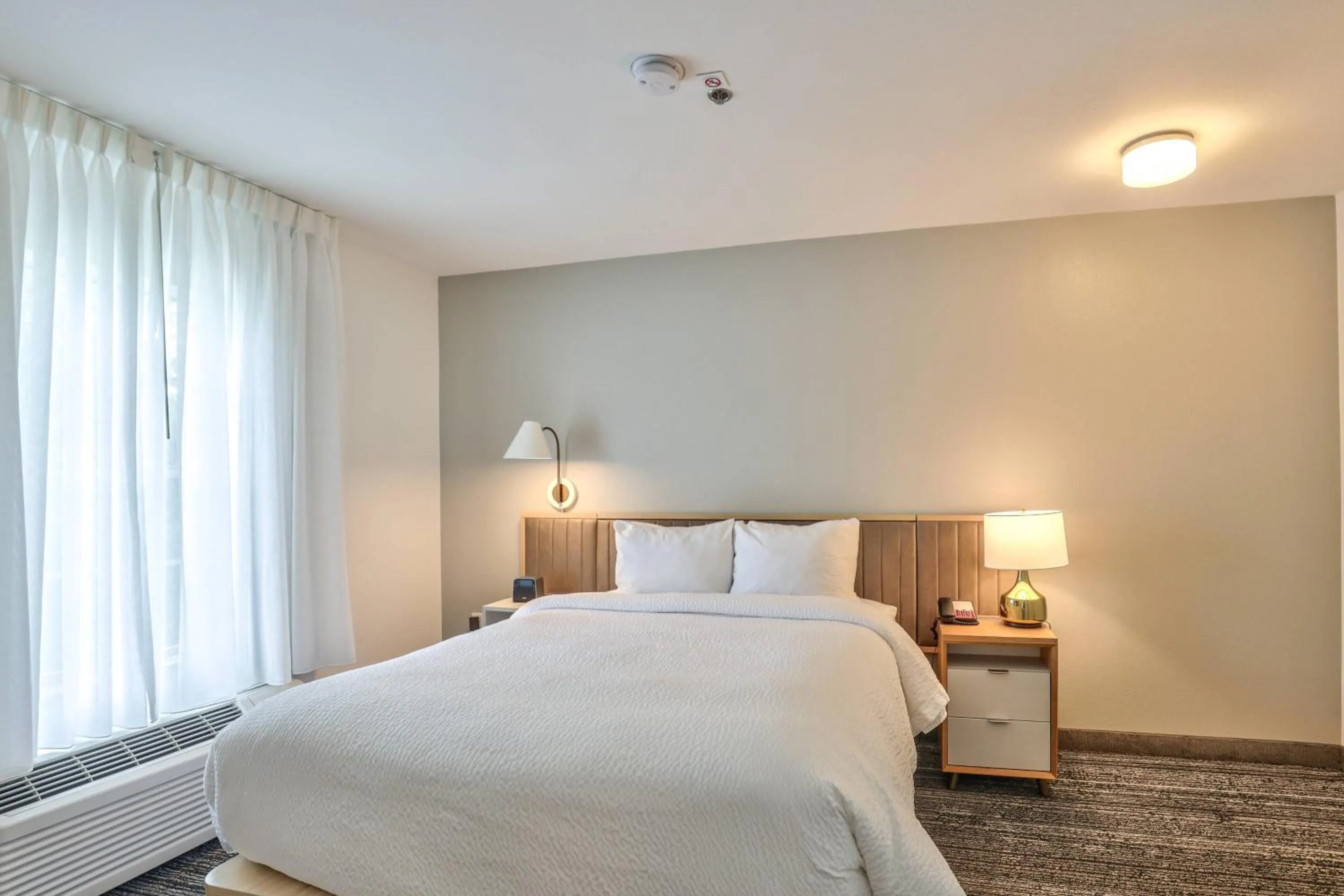 Bedroom in Alluxsuites at 1876, an Ascend Collection Hotel