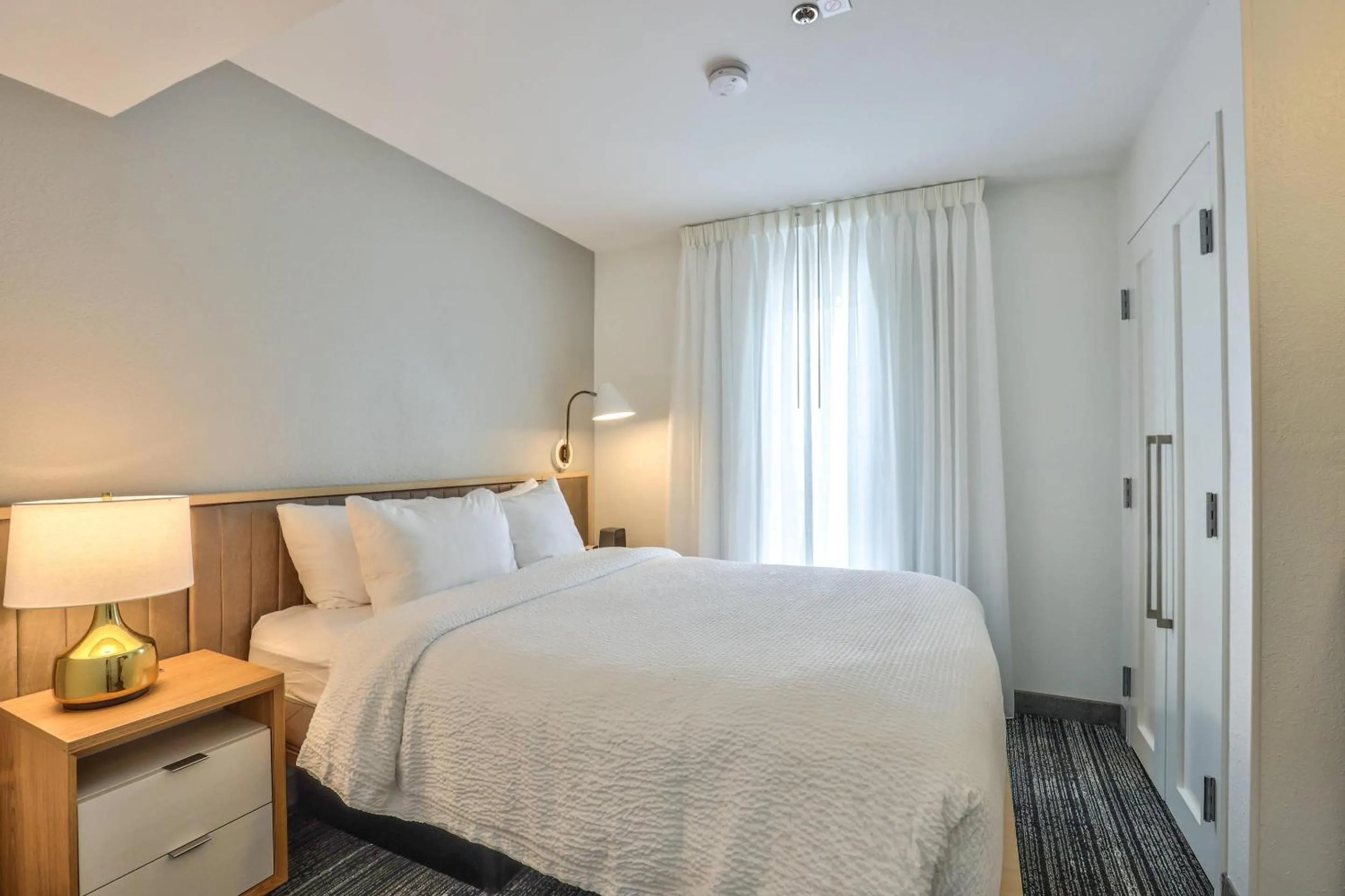 Bedroom in Alluxsuites at 1876, an Ascend Collection Hotel