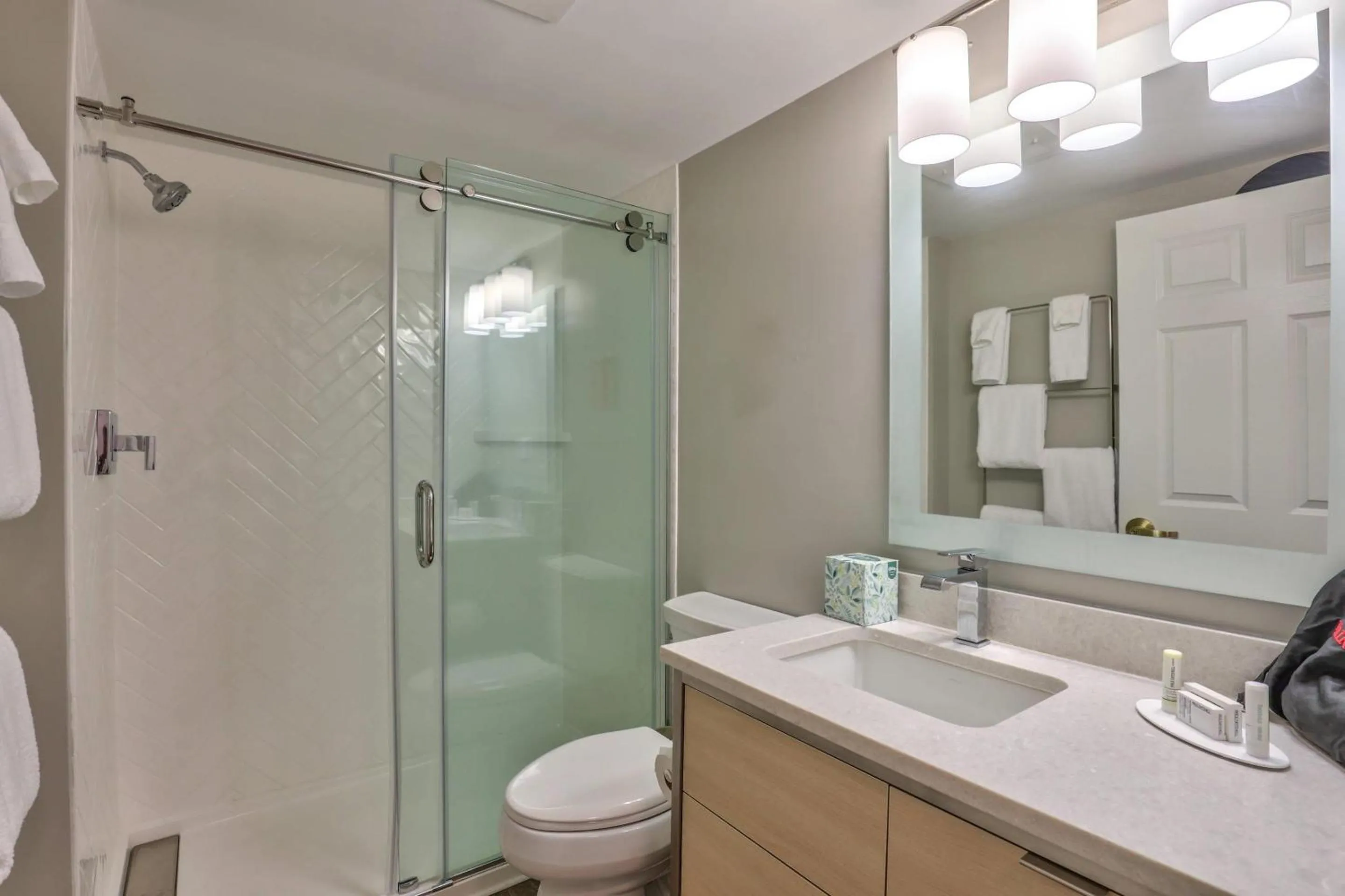 Bathroom in Alluxsuites at 1876, an Ascend Collection Hotel