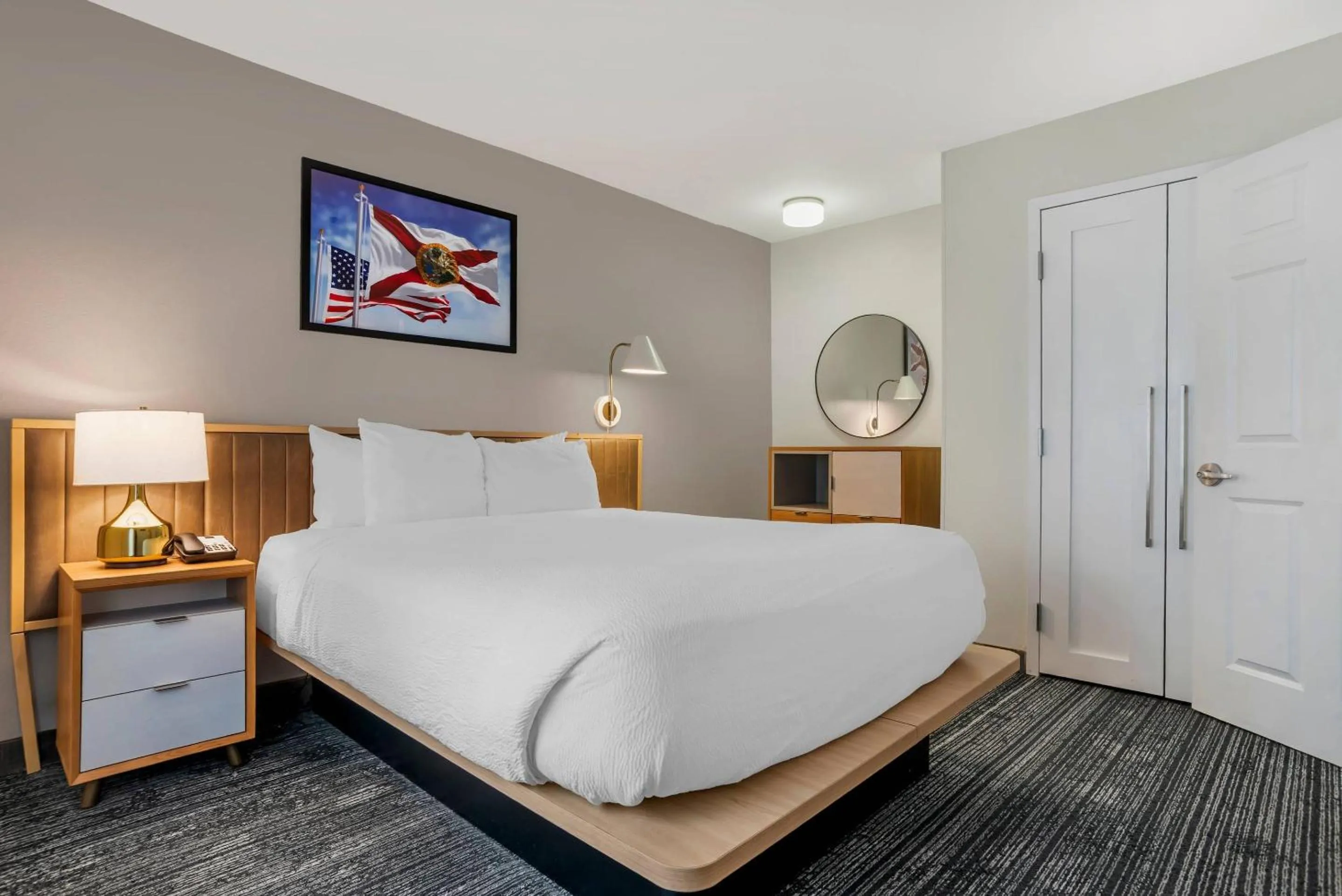 Bedroom in Alluxsuites at 1876, an Ascend Collection Hotel