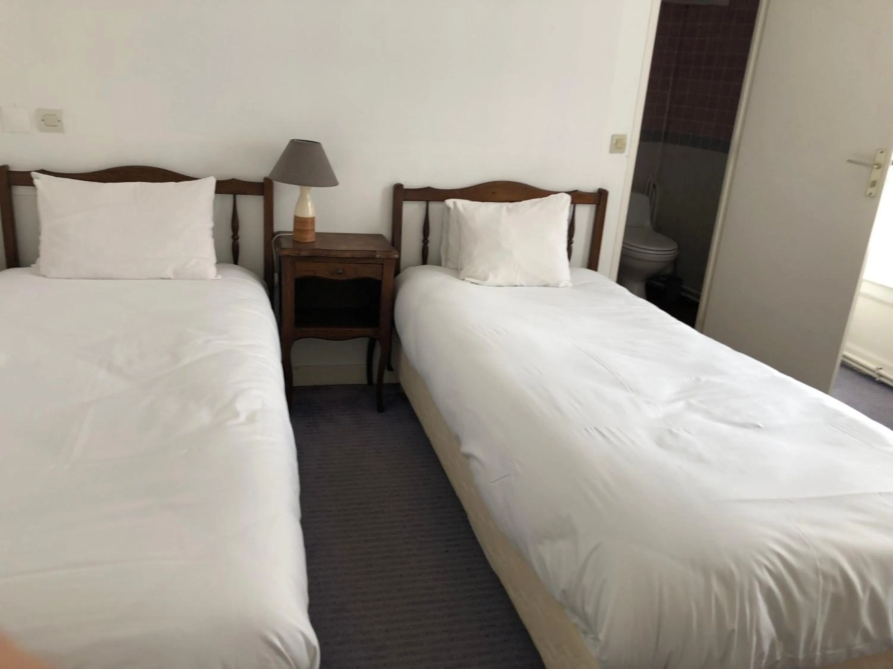 Bed in Hôtel d'Arromanches Pappagall