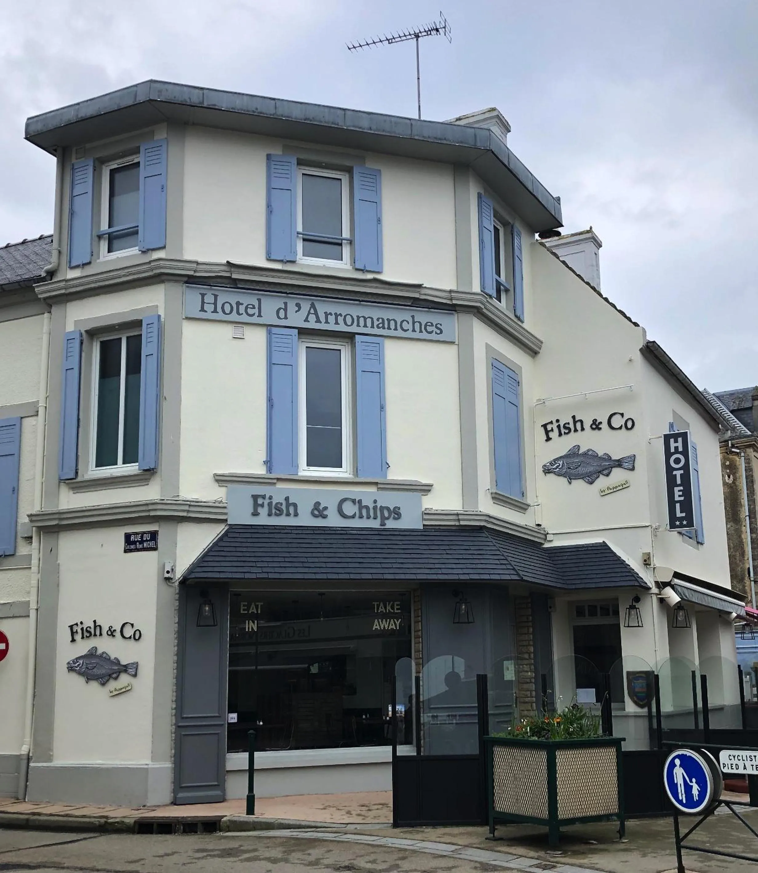 Property building in Hôtel d'Arromanches Pappagall