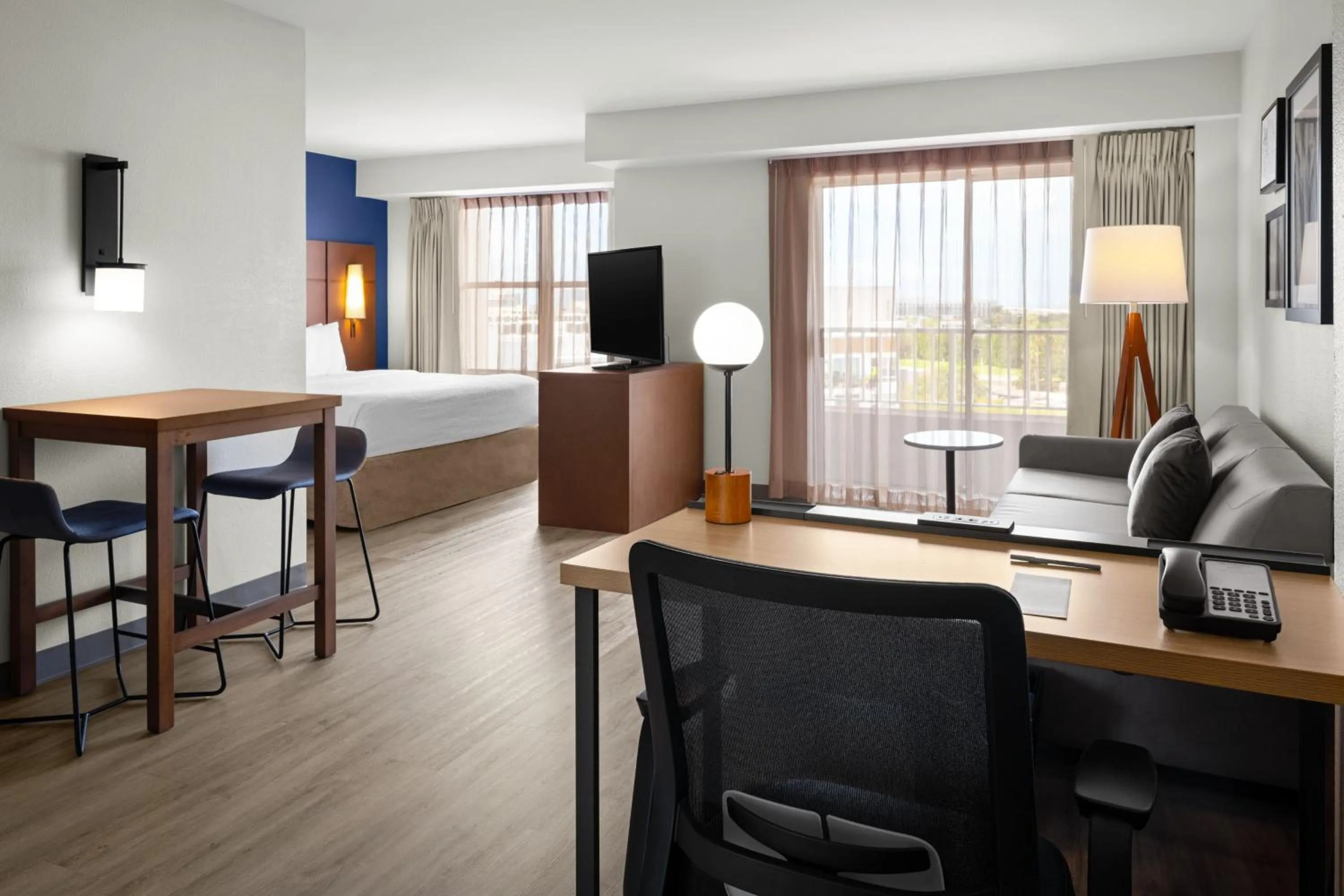 Living room, Bed in Residence Inn Tampa Westshore Airport