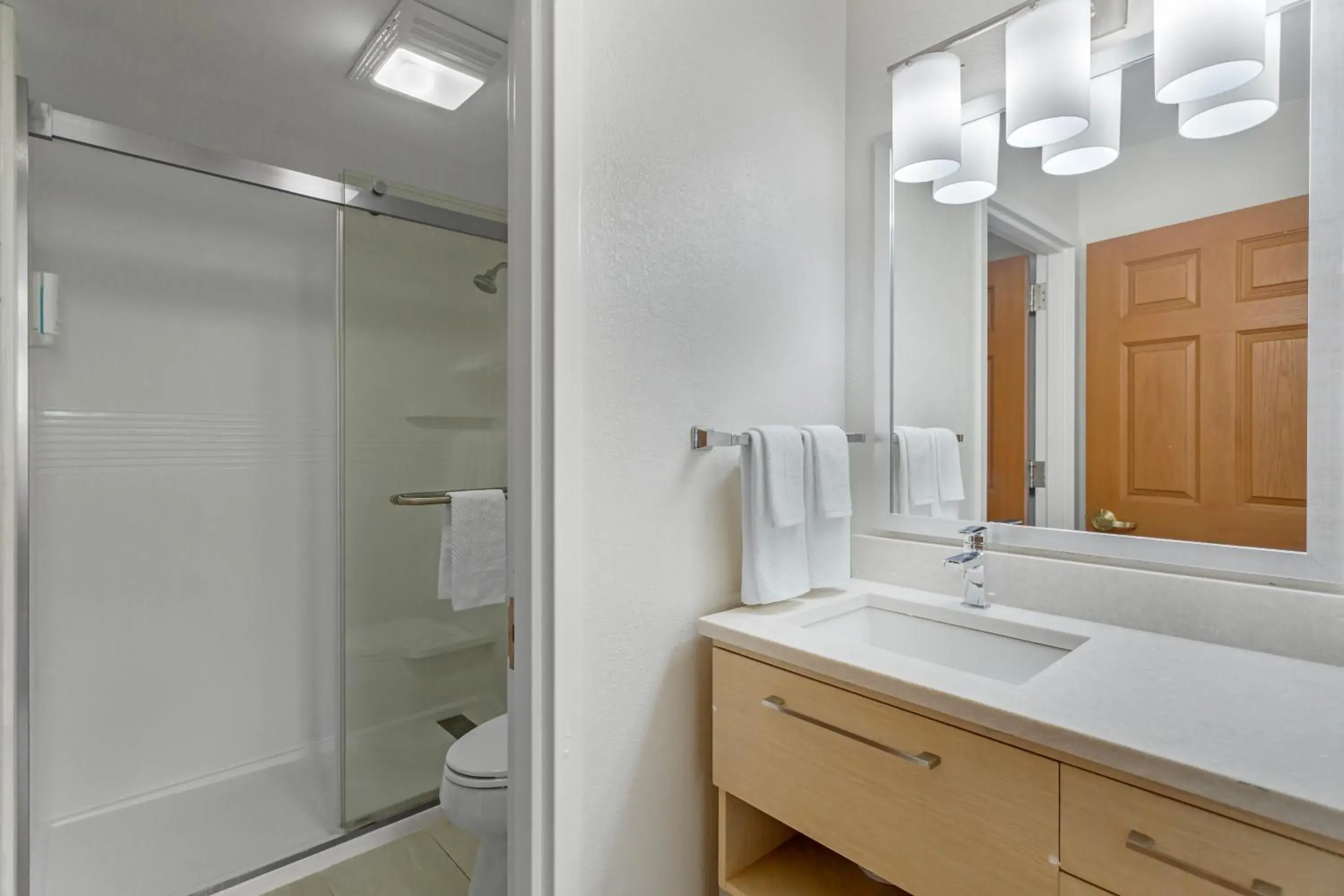 Quadruple Room with Two Queen Beds - Non Smoking in MainStay Suites Tampa Moffitt-USF Quadruple Room with Two Queen Beds - Non Smoking in MainStay Suites Tampa Moffitt-USF