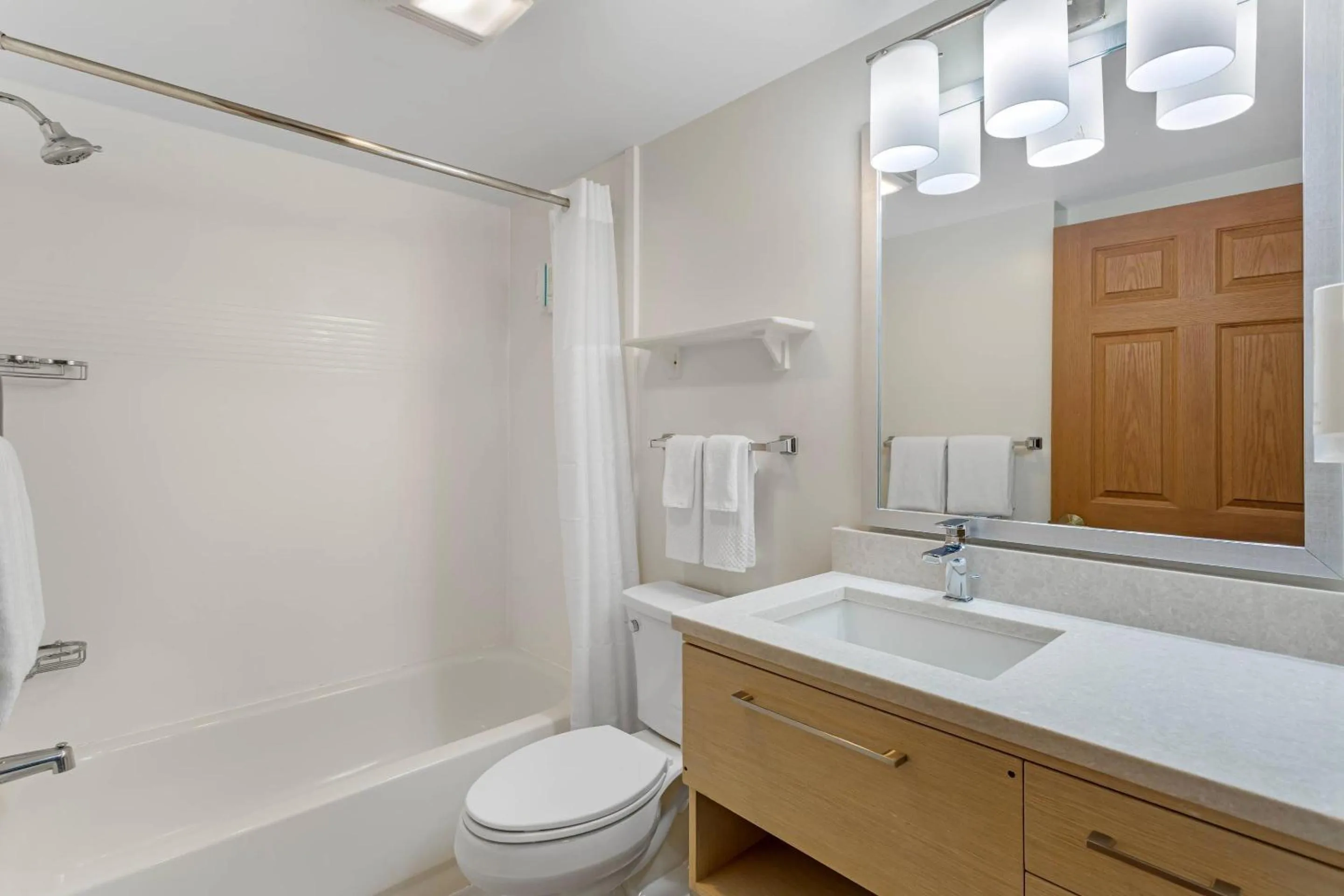 Bedroom in MainStay Suites Tampa Moffitt-USF