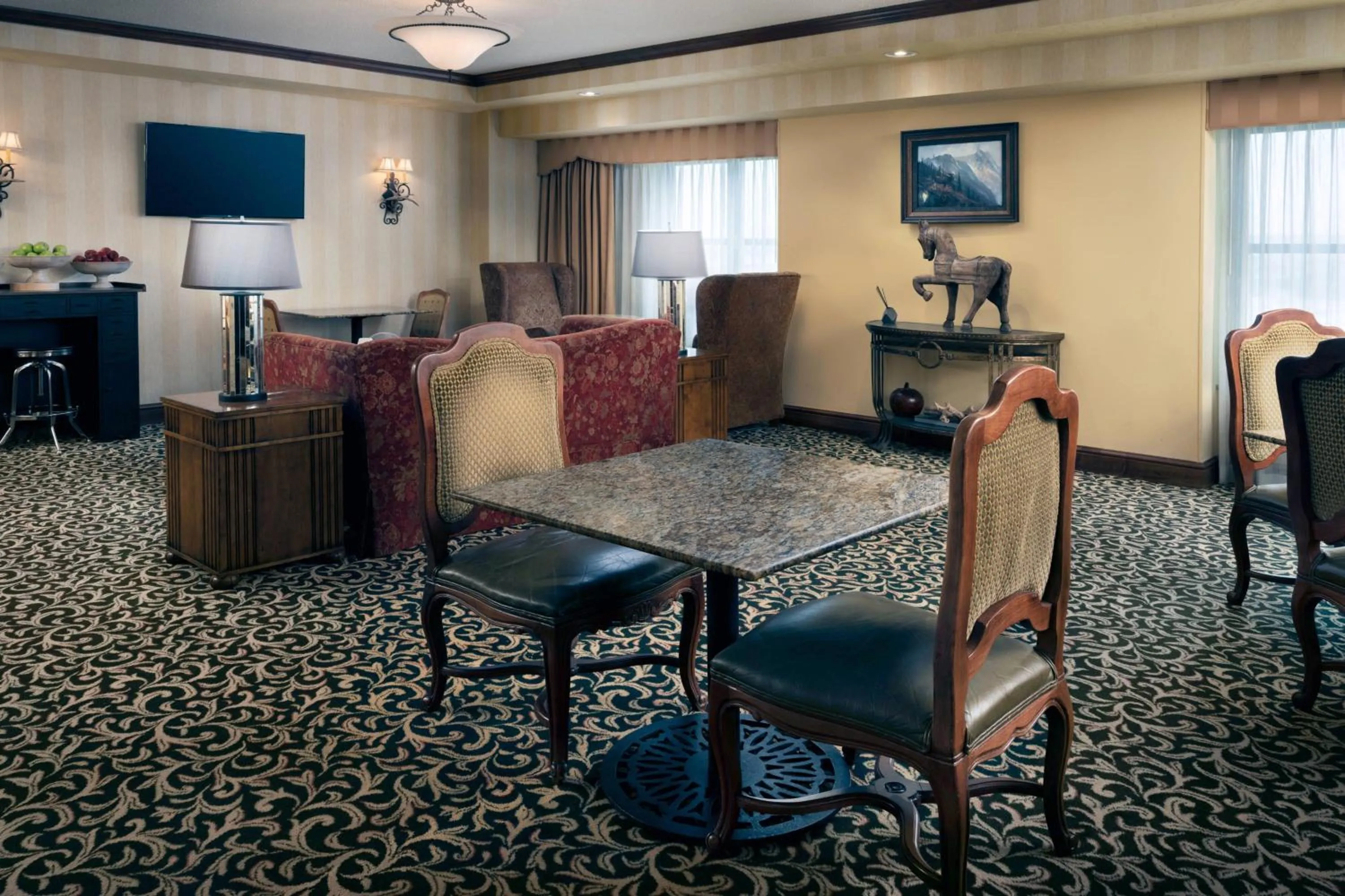 Lounge or bar in Renaissance Tulsa Hotel & Convention Center