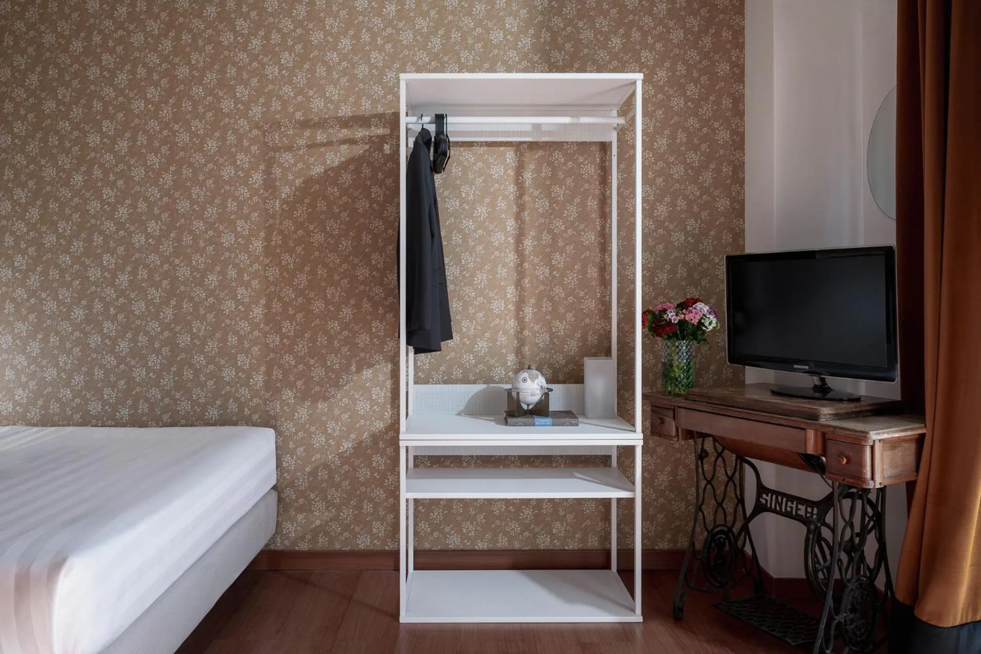 hair dresser, Bed in La Caletta Hotel Bolognese