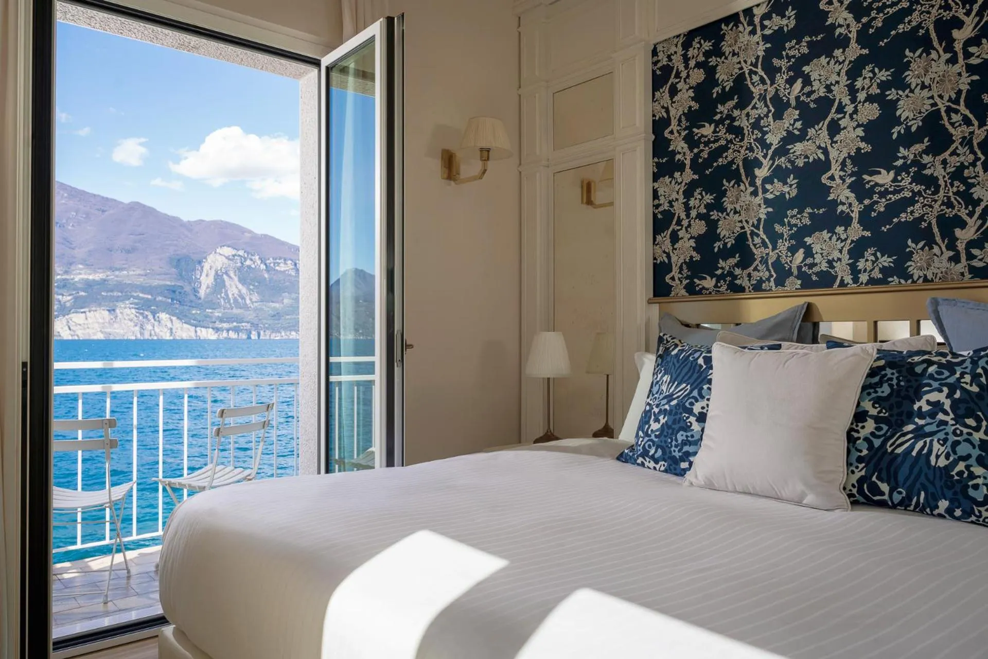 Lake view, Bed in La Caletta Hotel Bolognese
