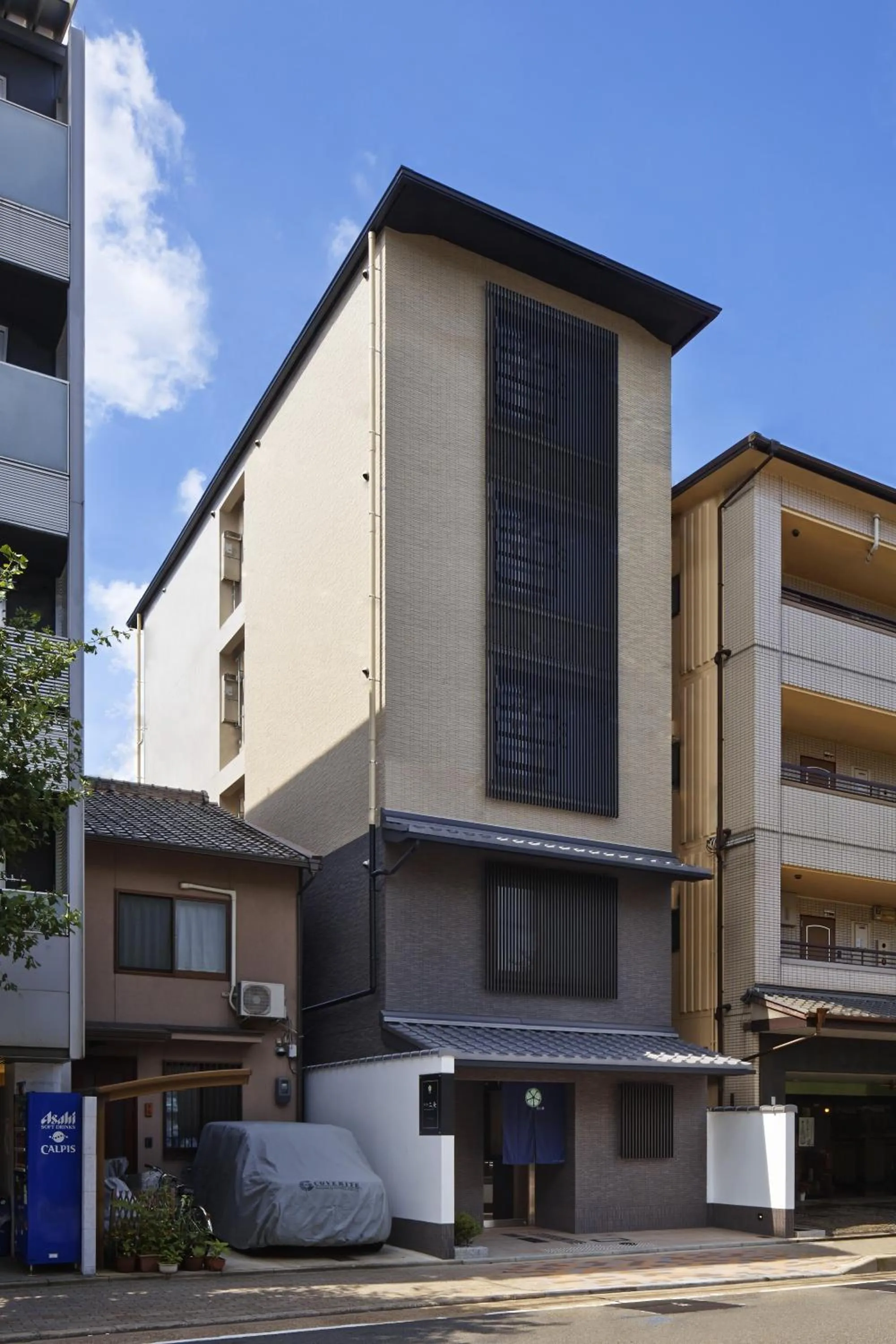 Facade/entrance in Number 6 Nijo