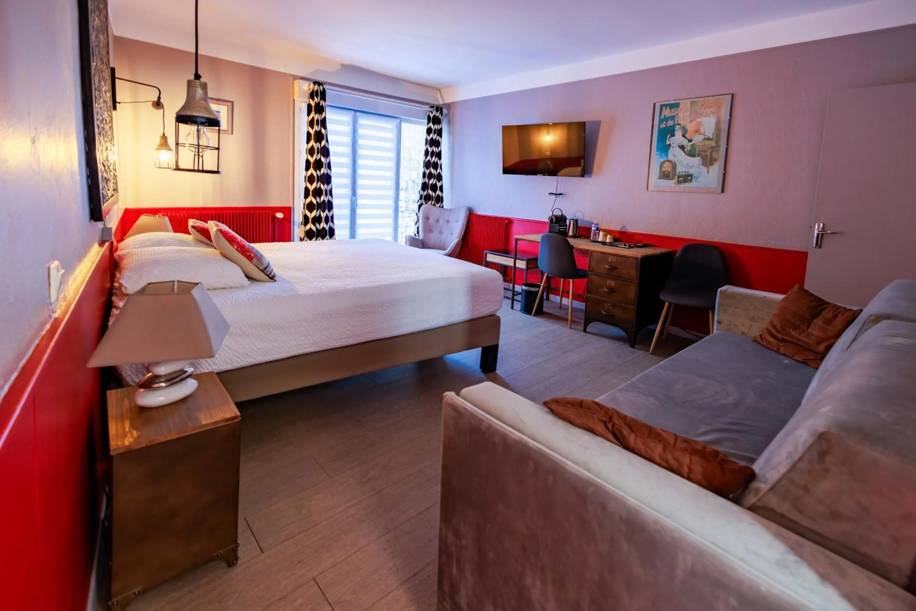 Bed in Logis Central Hôtel - Restaurant & Spa