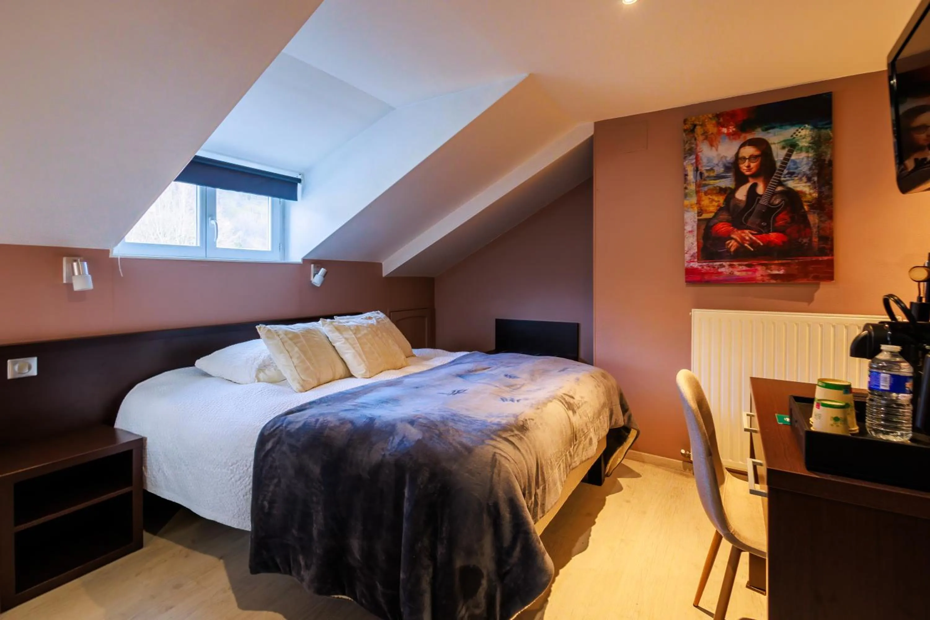 Bed in Logis Central Hôtel - Restaurant & Spa