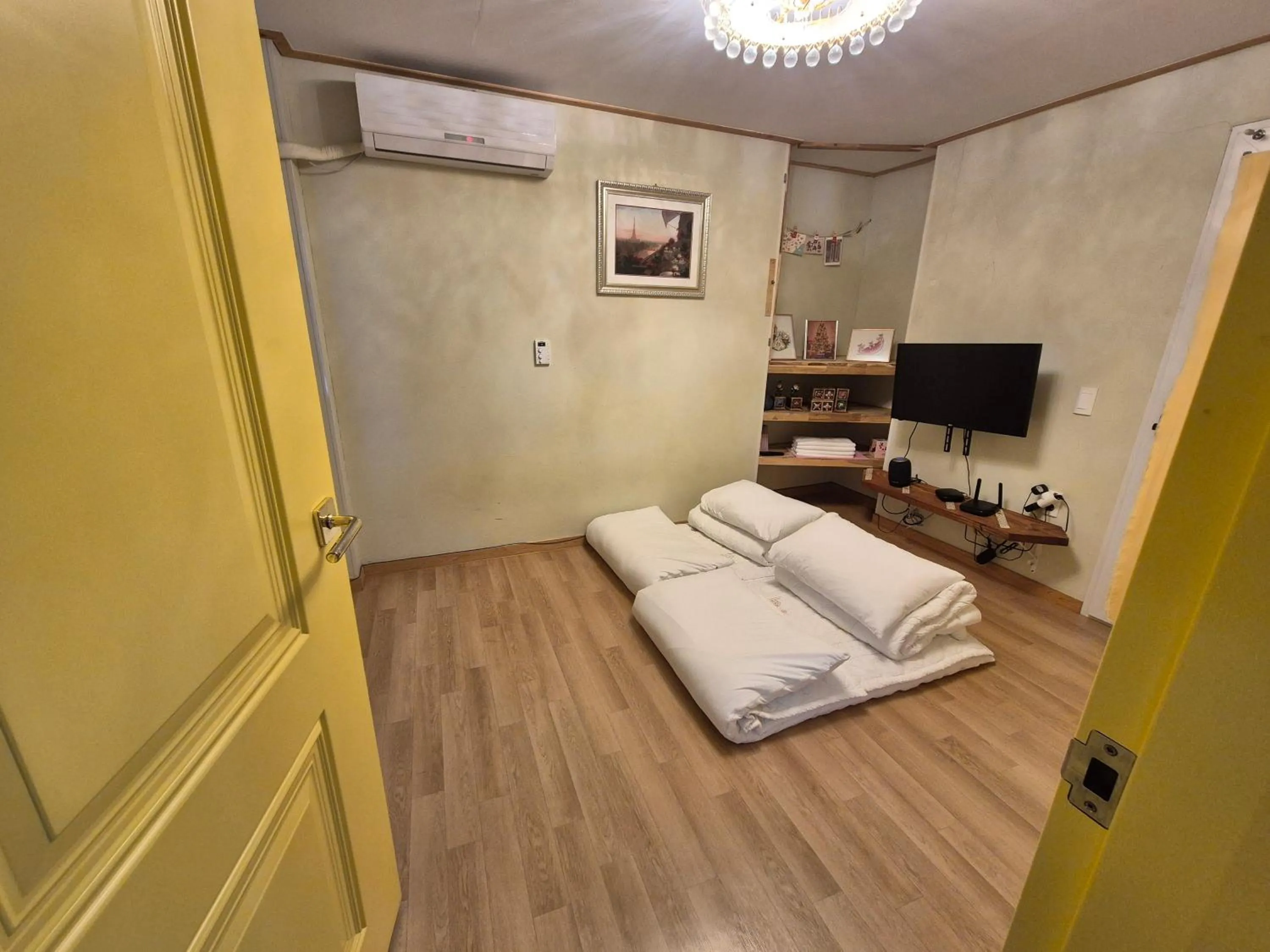 Bed in Hundred Years Hanok