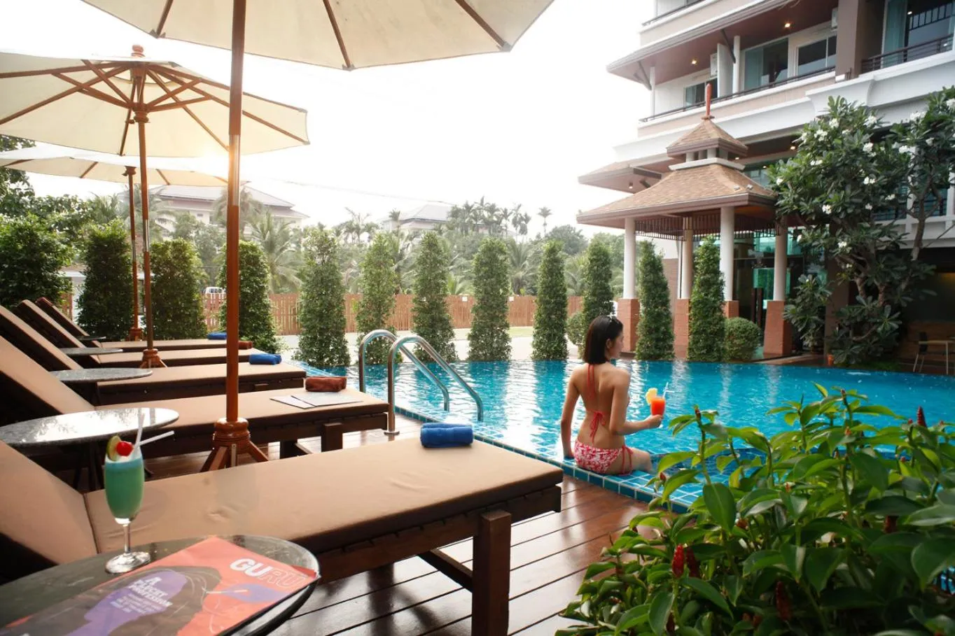 Swimming pool in Suvarnabhumi Suite Hotel