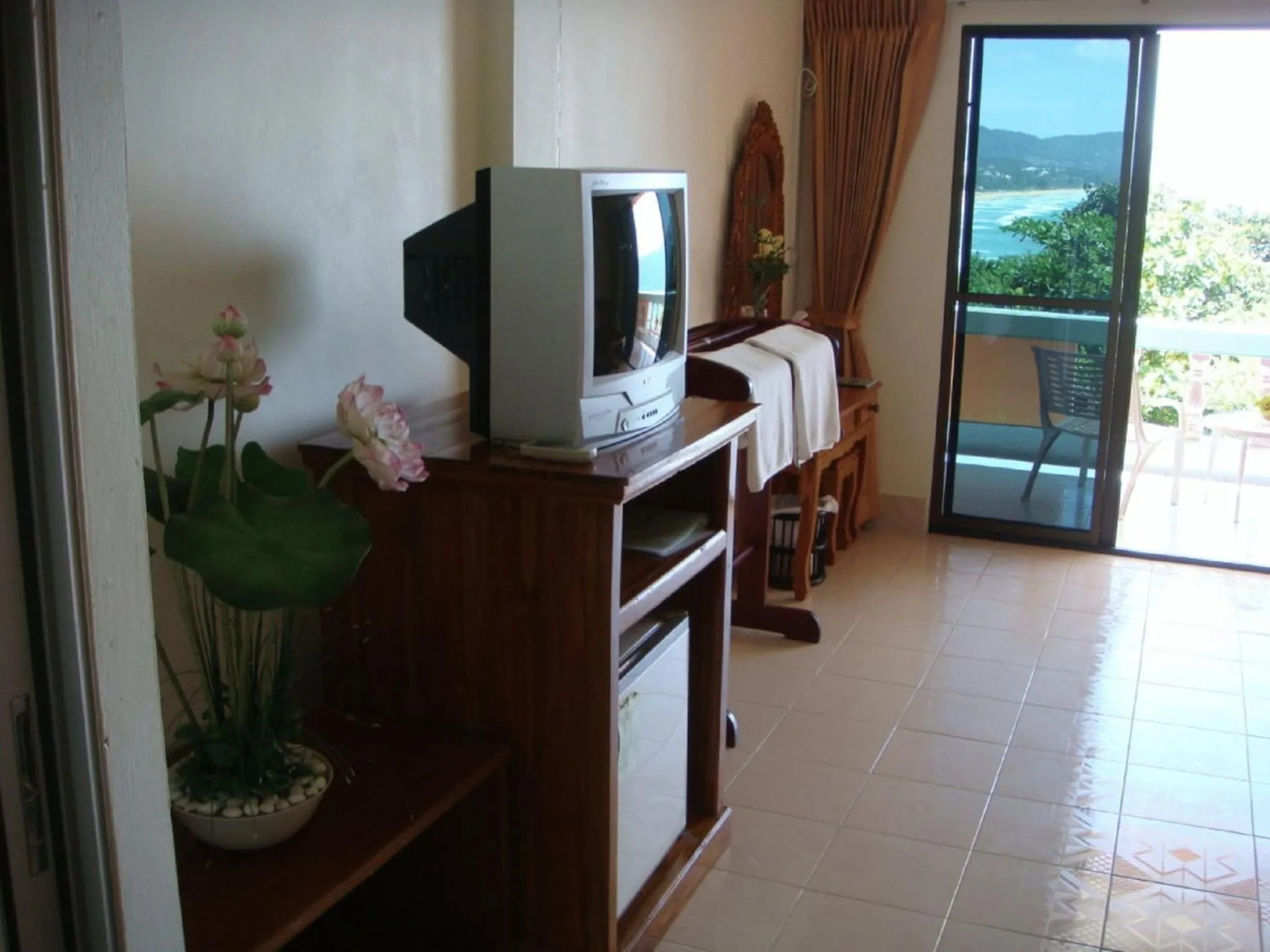 TV and multimedia, Bed in Baan Karon Hill Phuket Resort