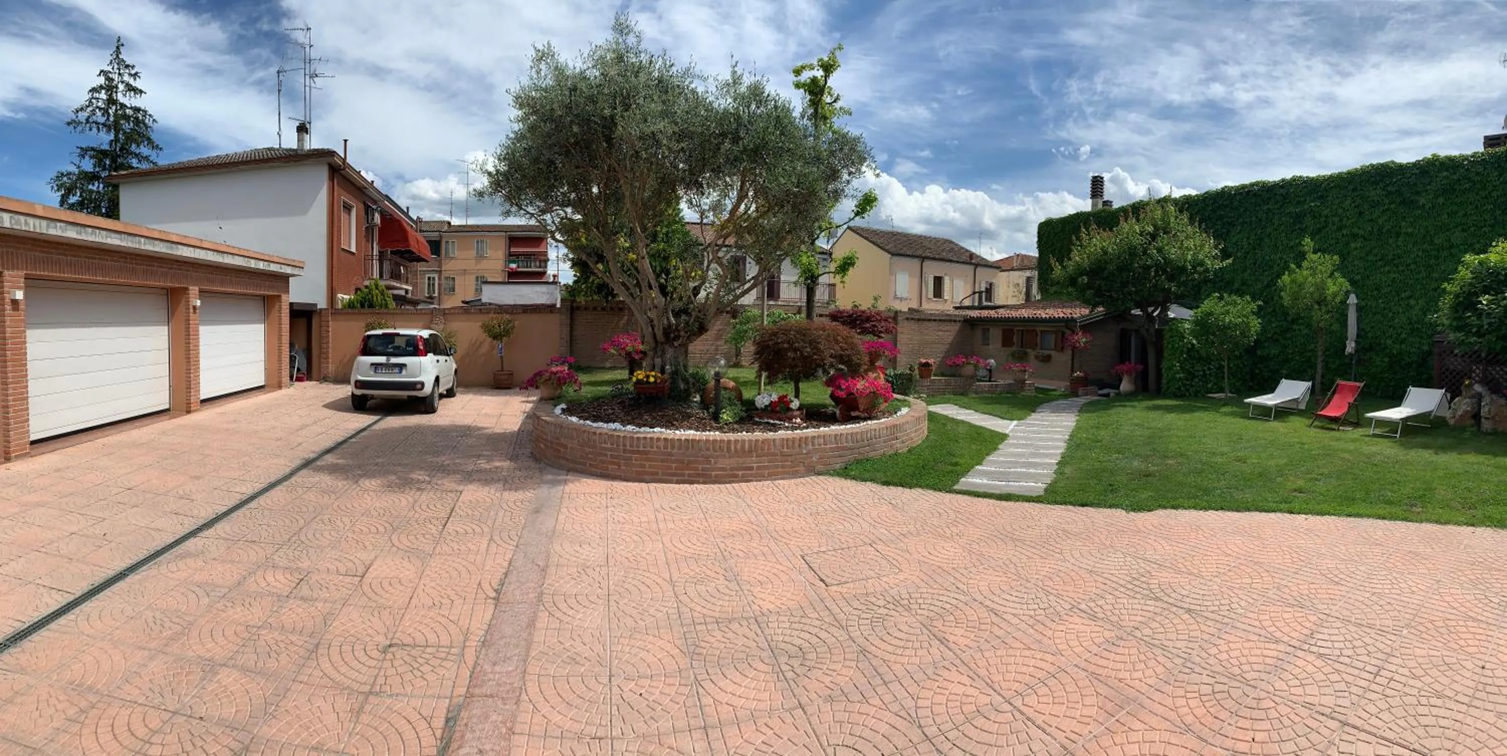 Property building in Villa Estense