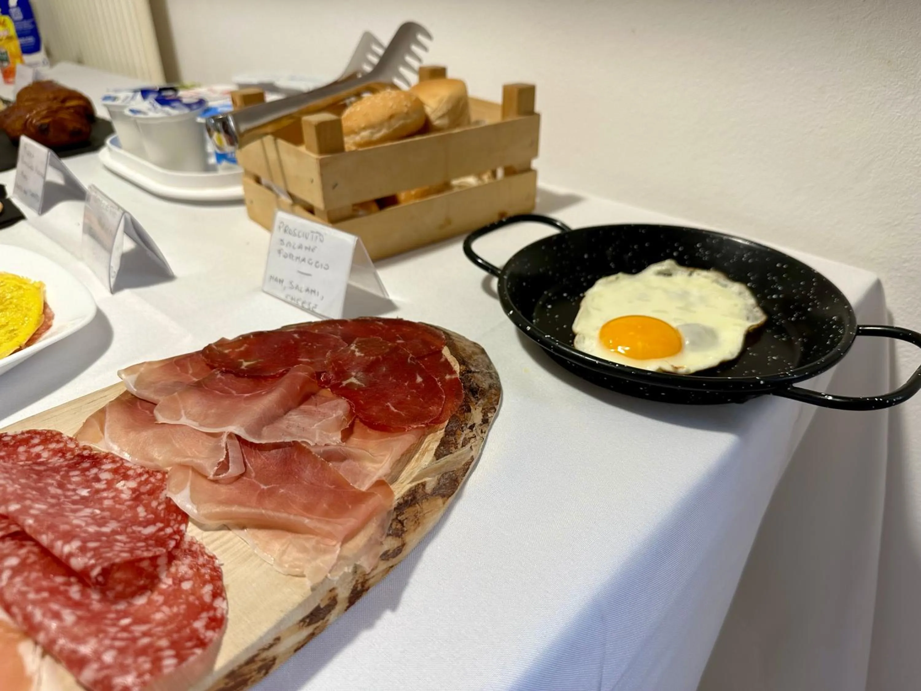 Continental breakfast in Villa Estense