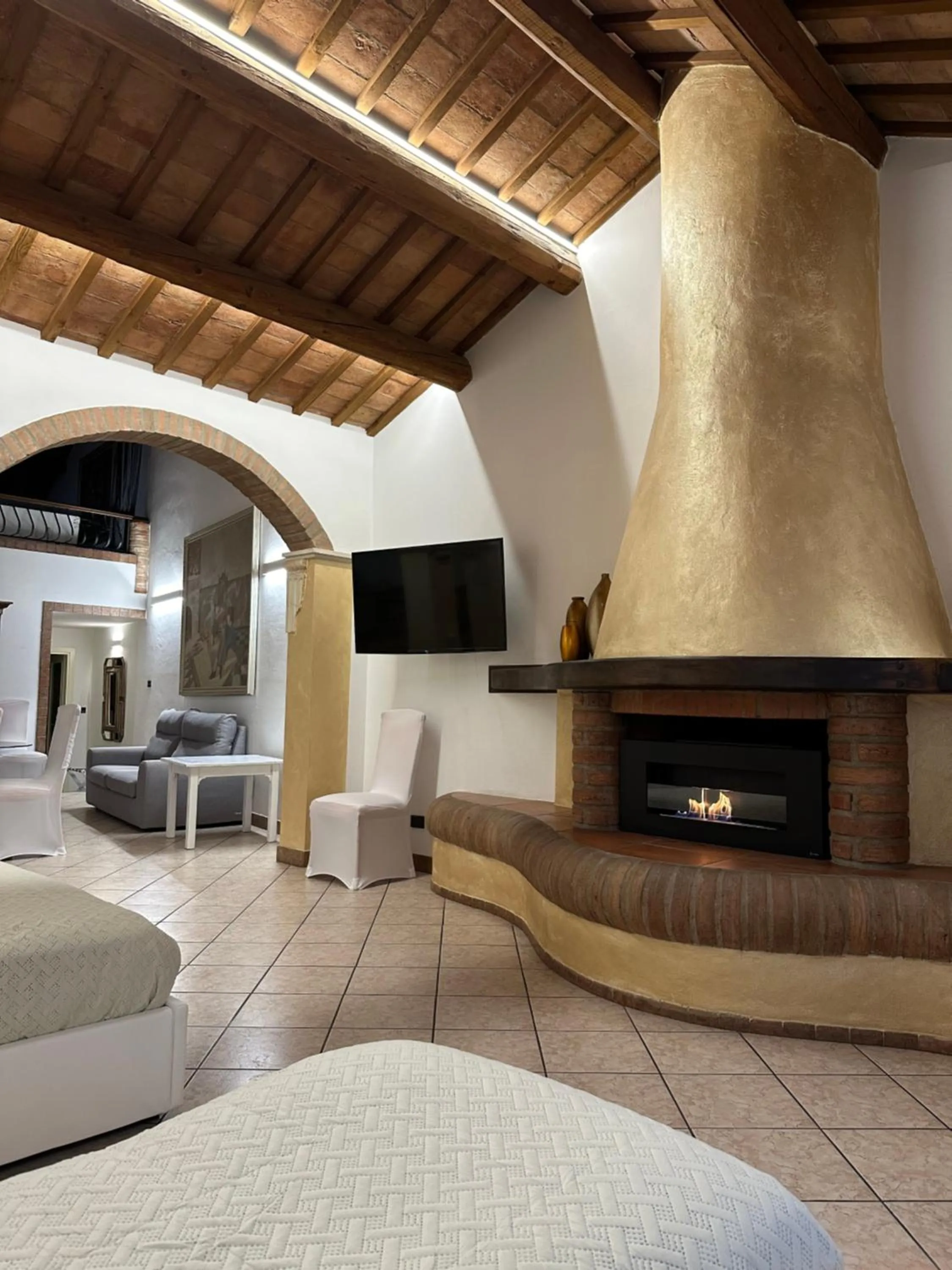 Communal lounge/ TV room in Villa Estense