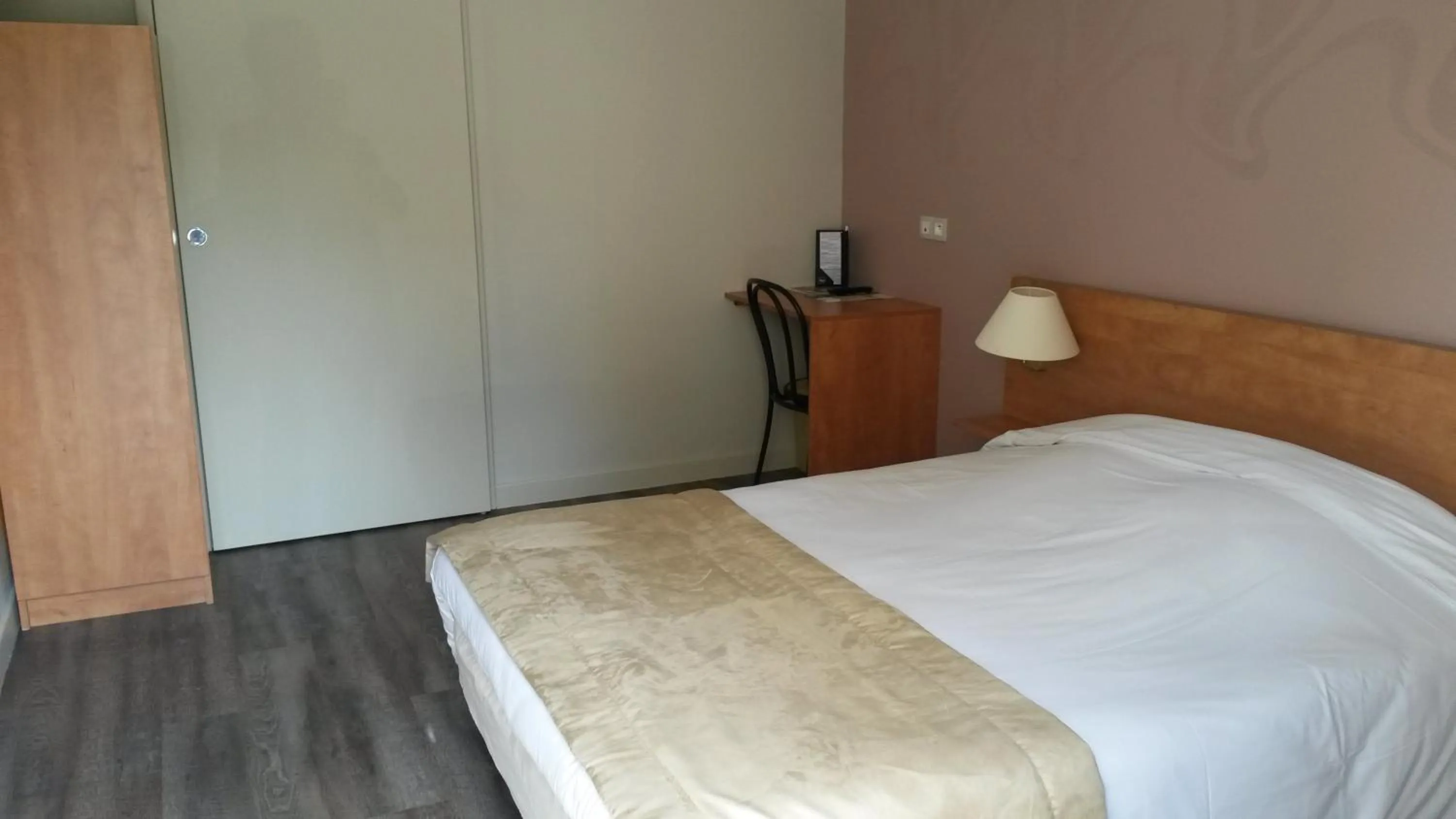 Bed in HOTEL RESTAURANT La CREPERIE Du CHATEAU