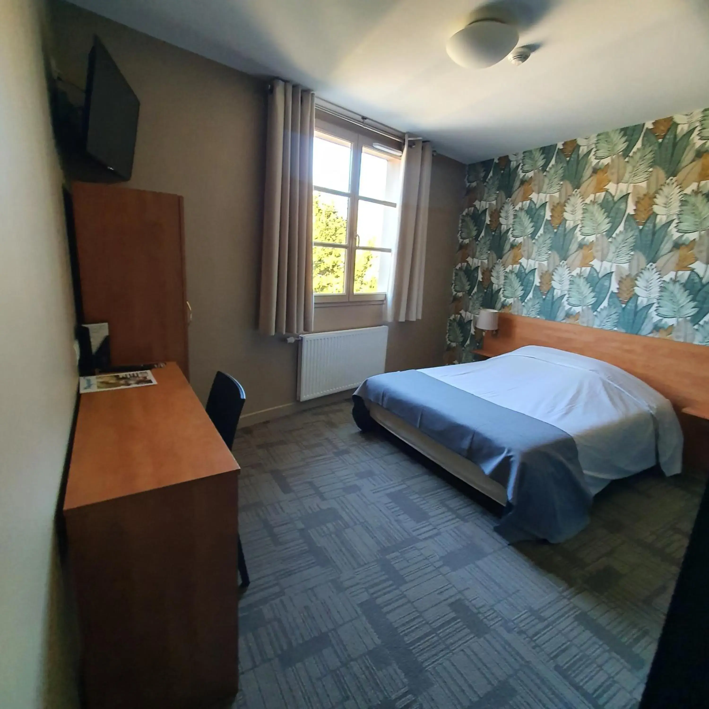 Double Room - single occupancy in HOTEL RESTAURANT La CREPERIE Du CHATEAU Double Room - single occupancy in HOTEL RESTAURANT La CREPERIE Du CHATEAU