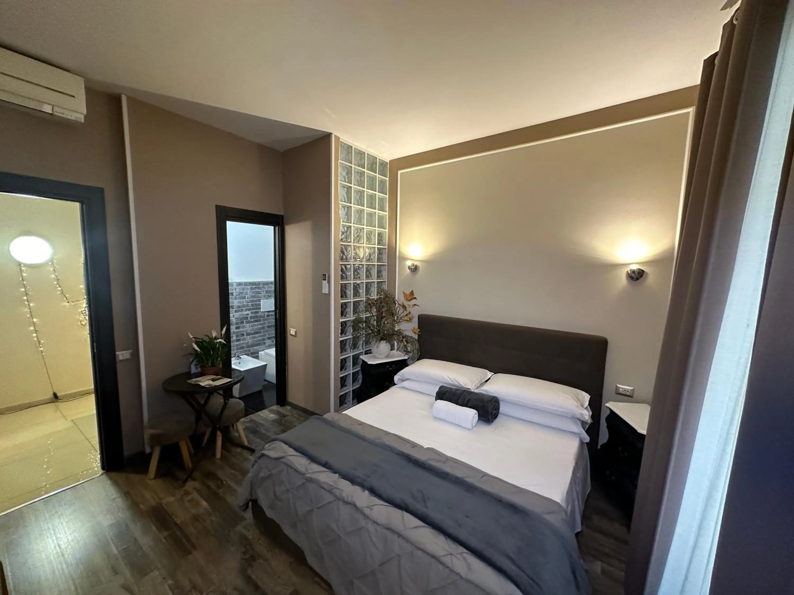 Photo of the whole room, Bed in Candia Rooms