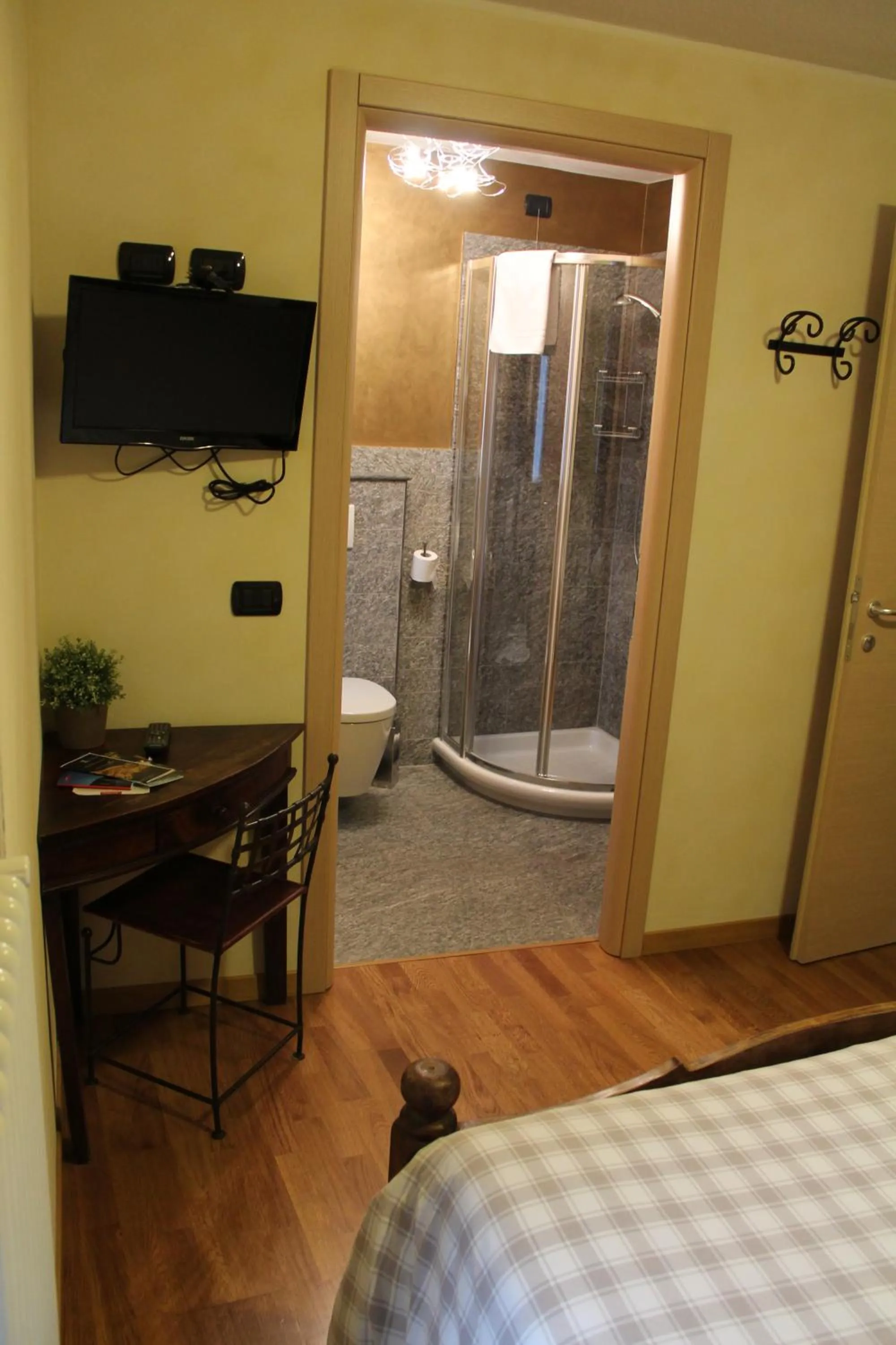 Bathroom, Bed in B&B Ca' Erminia