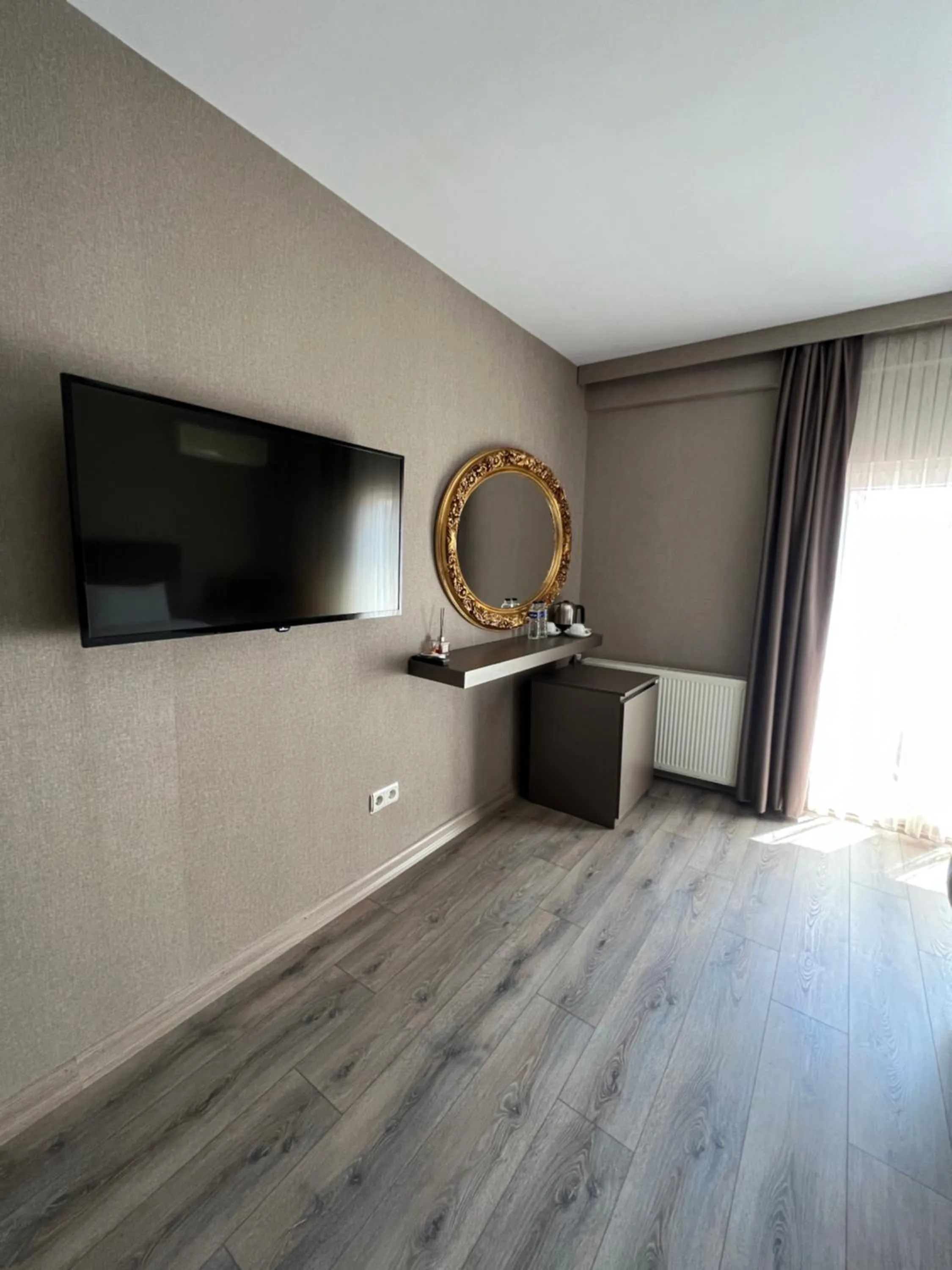 TV and multimedia in Flower Palace Hotel