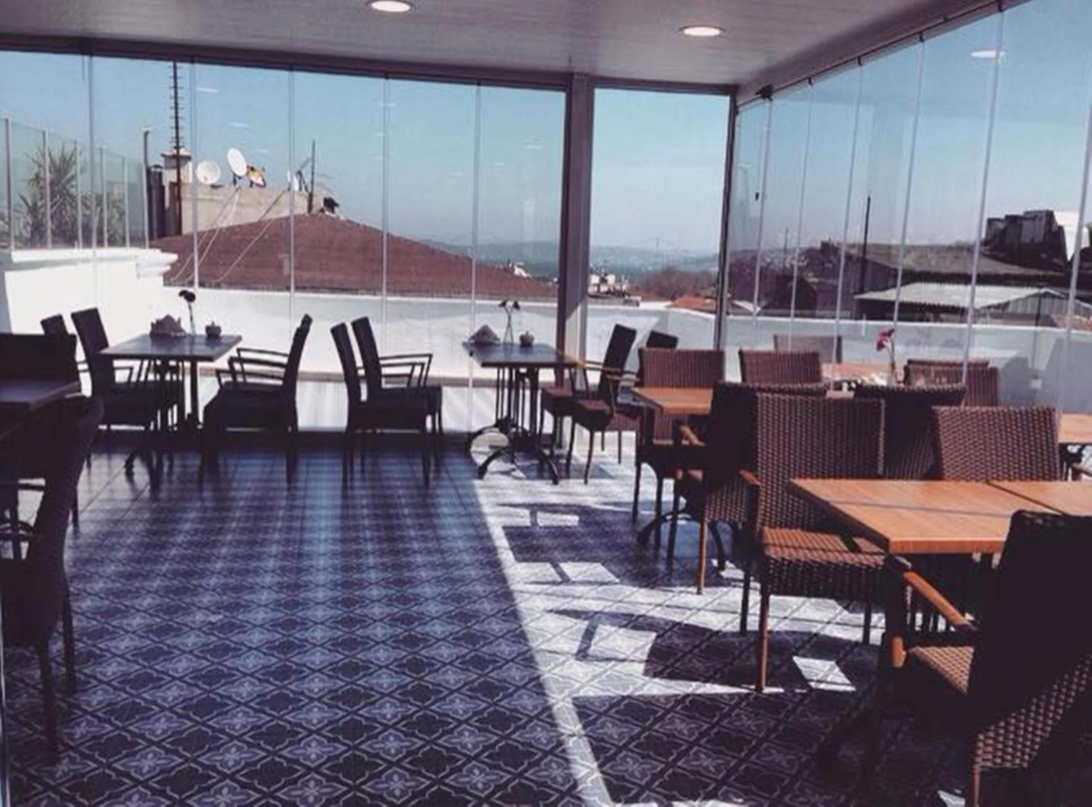 Restaurant/places to eat in Flower Palace Hotel