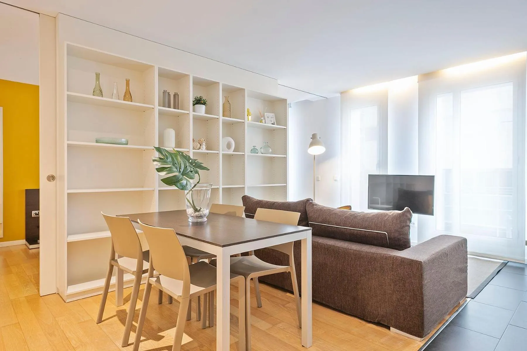 Dining area in Lugaris Beach Apartments