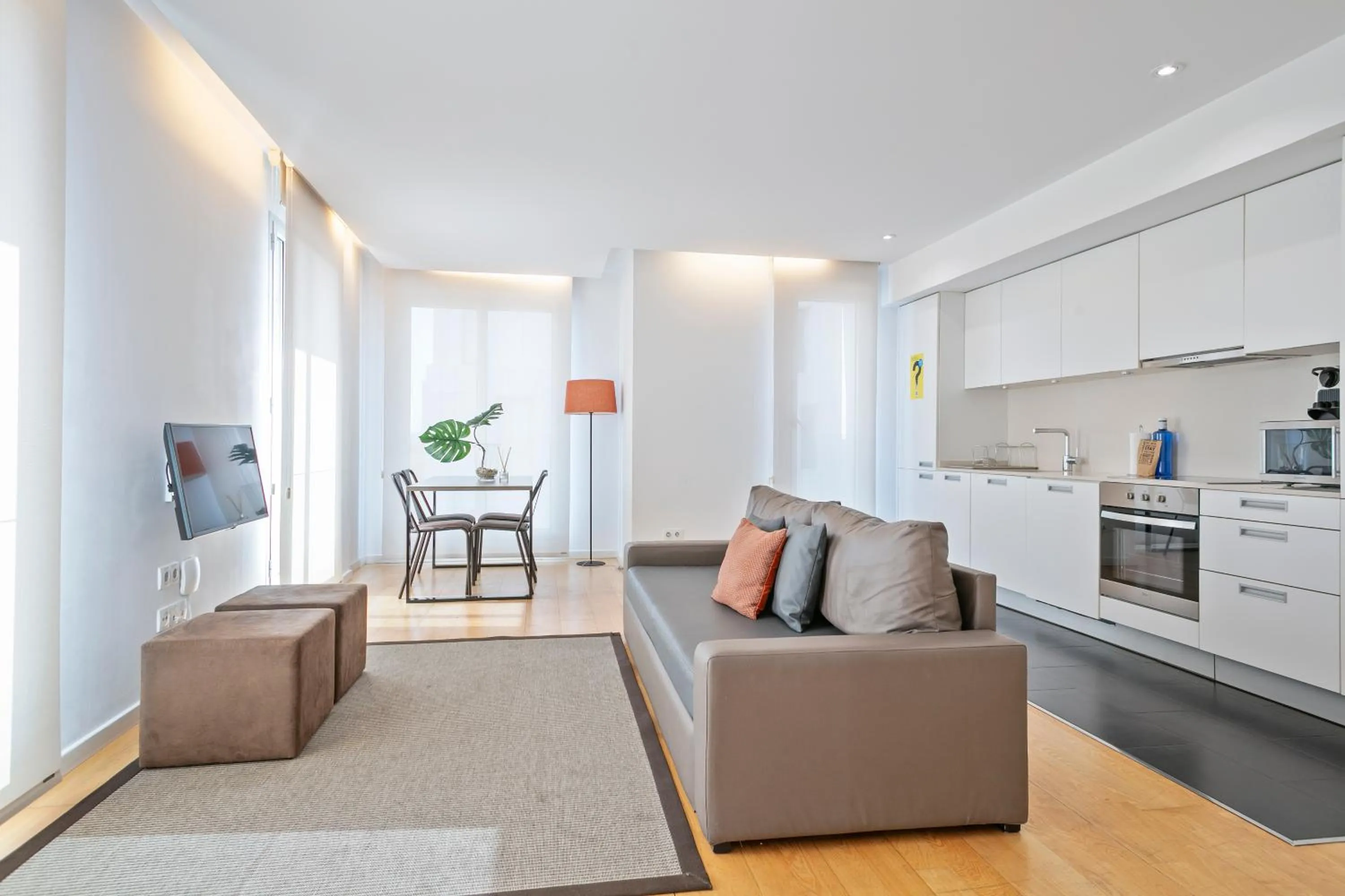 Dining area in Lugaris Beach Apartments
