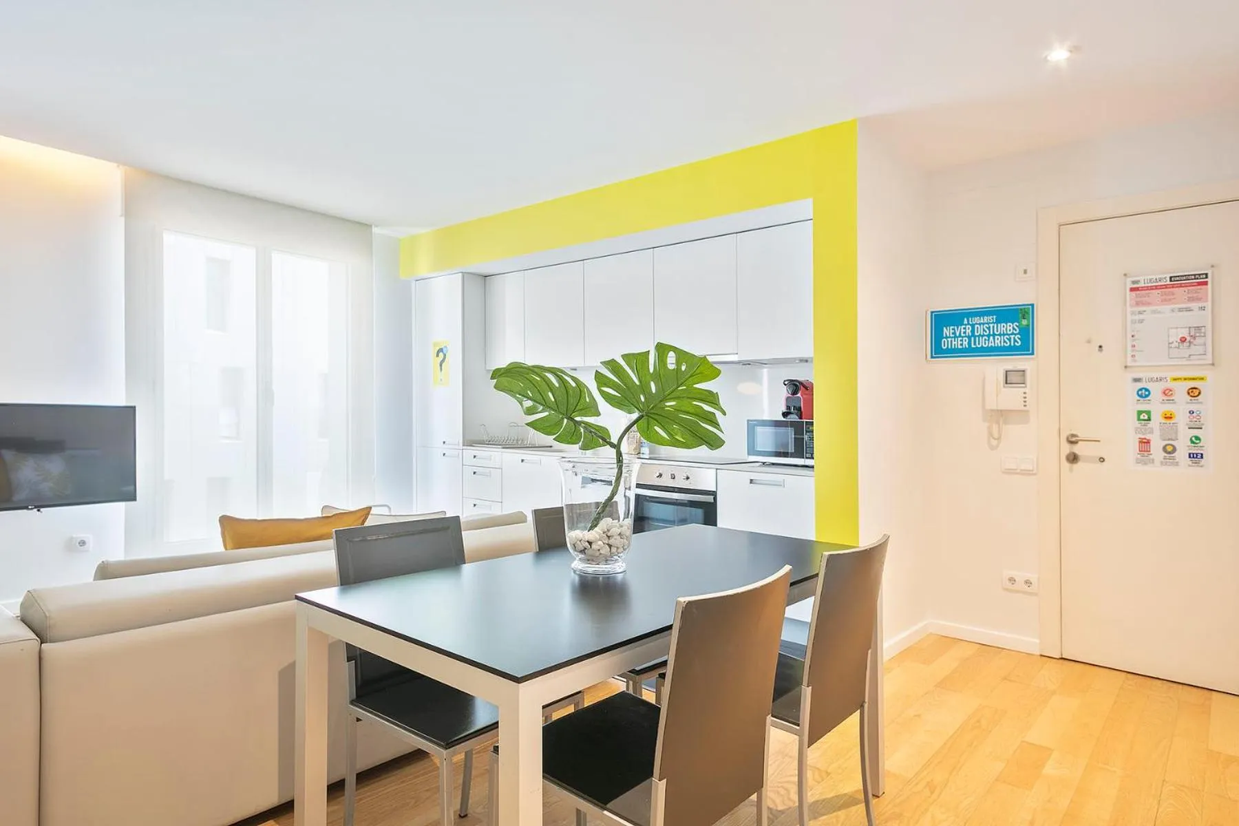 Dining area in Lugaris Beach Apartments