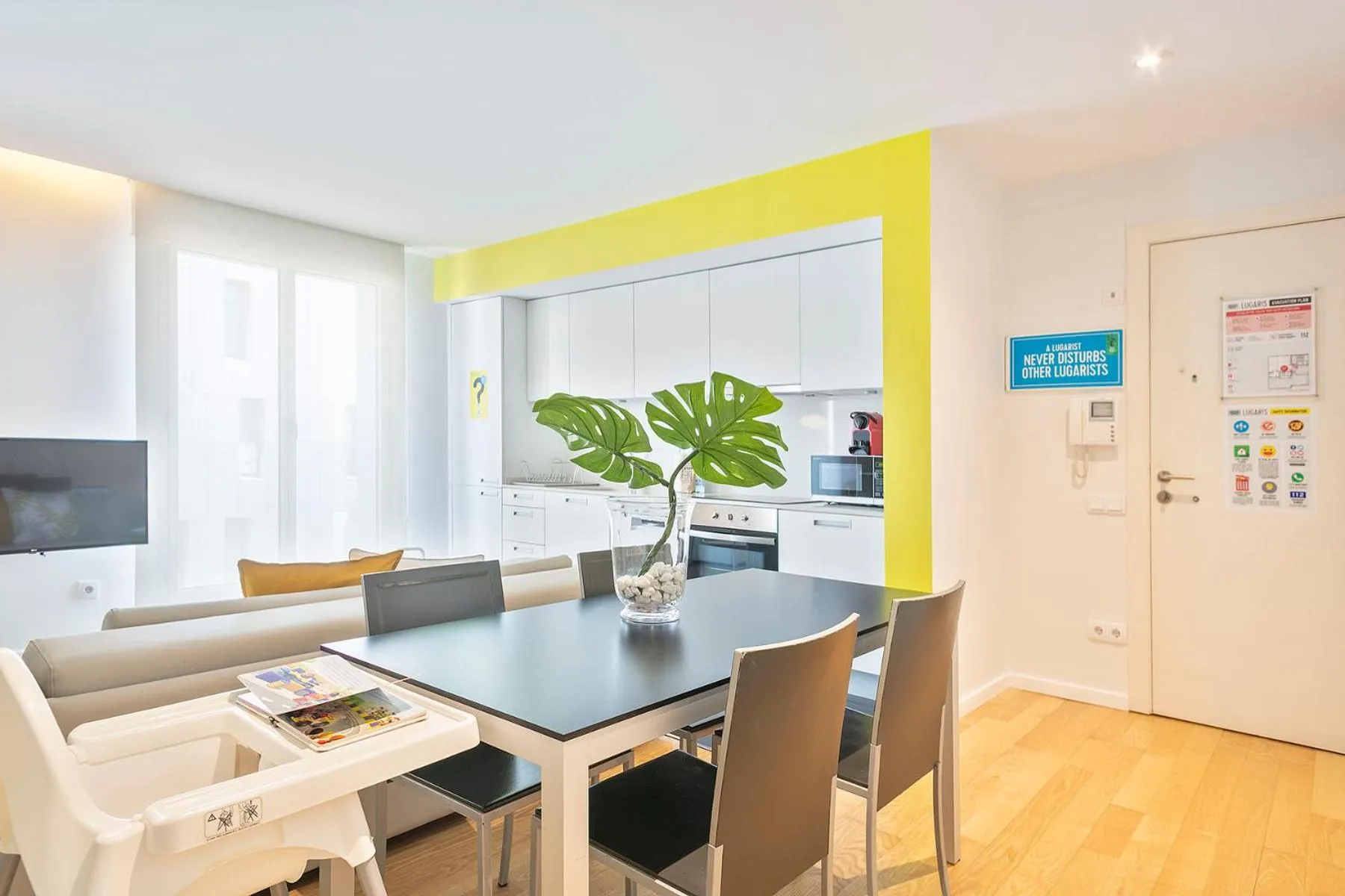 Dining area in Lugaris Beach Apartments