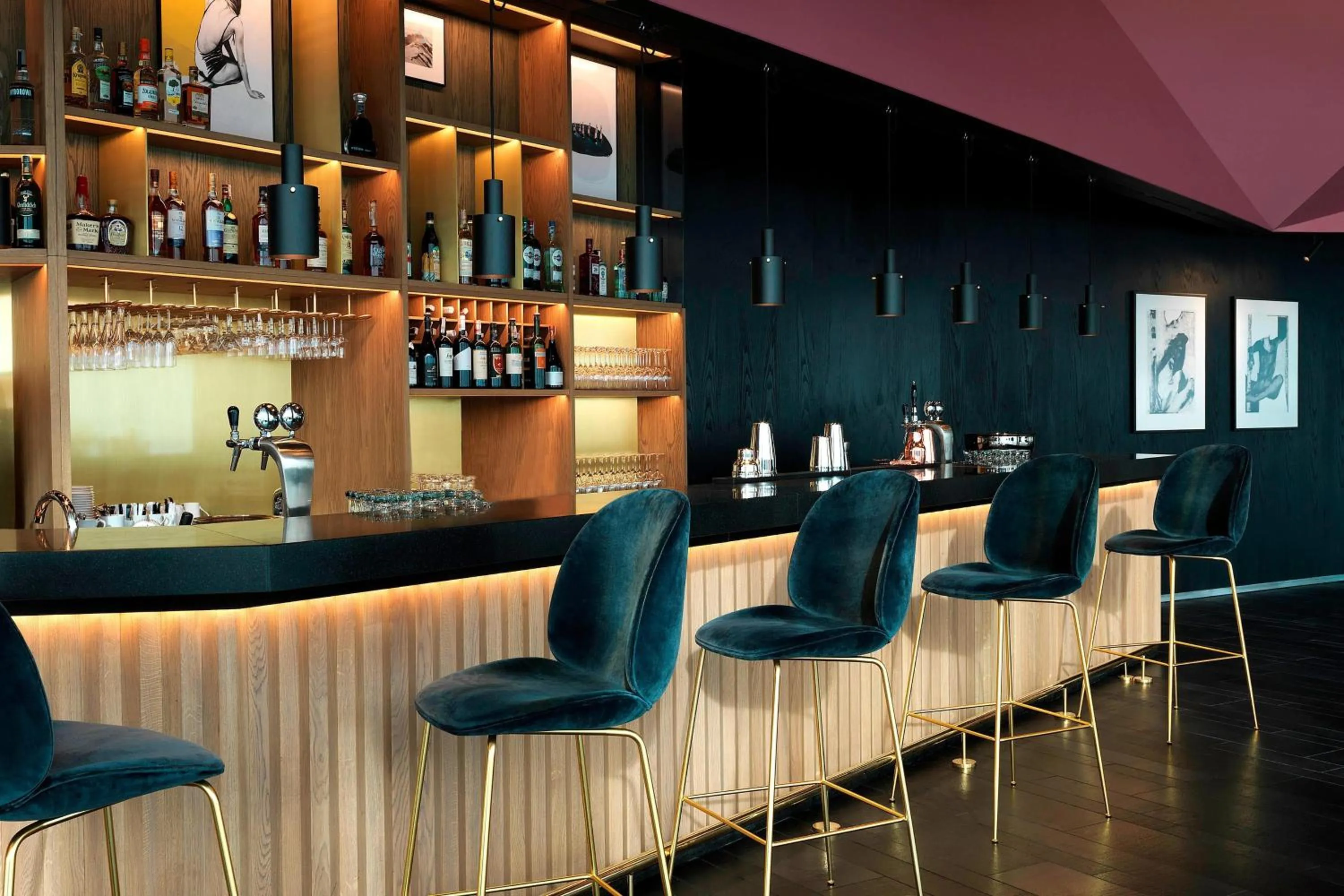 Lounge or bar in Renaissance Warsaw Airport Hotel