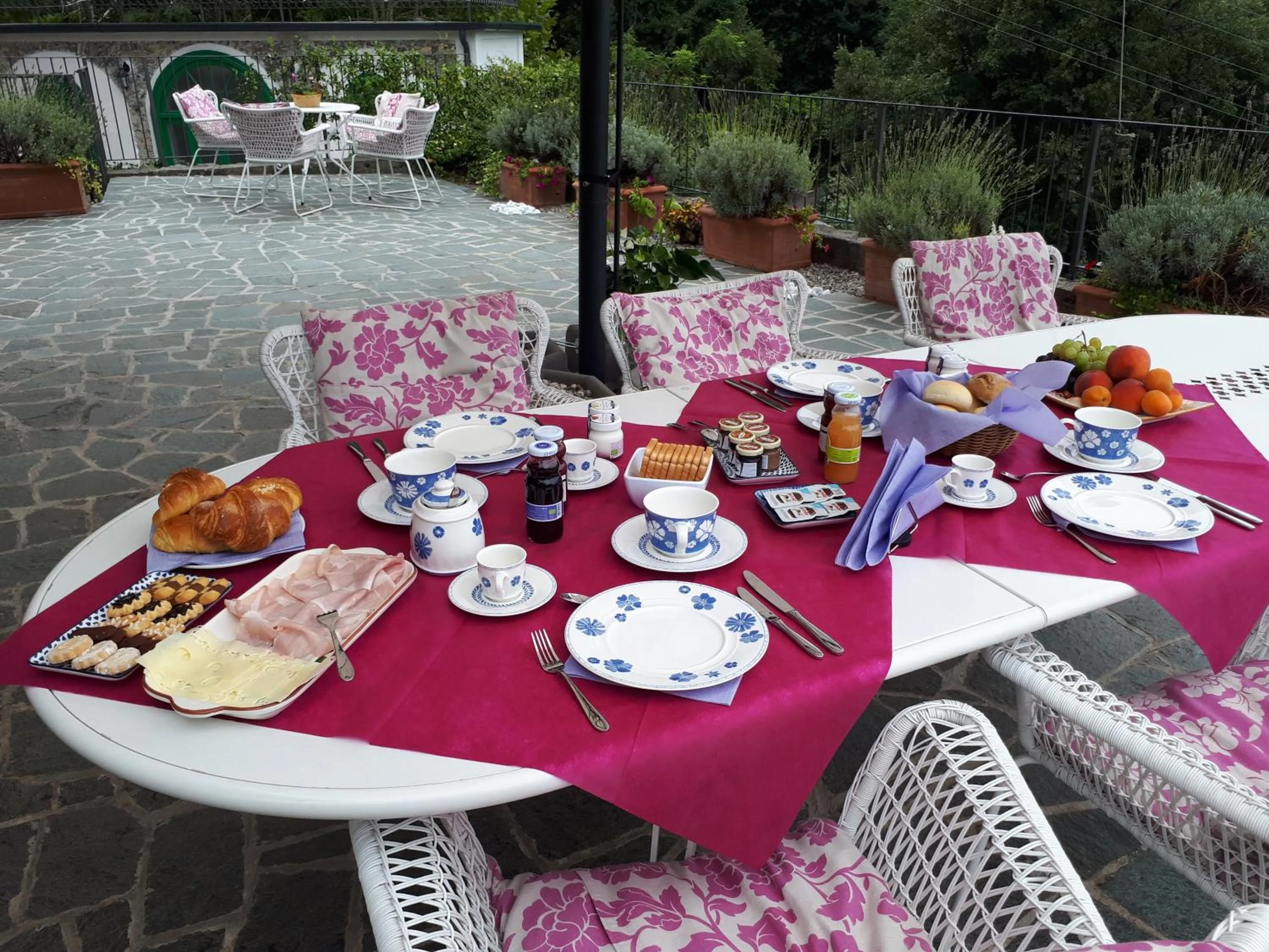 Breakfast in Villa Silvi piscina sauna e hot tub