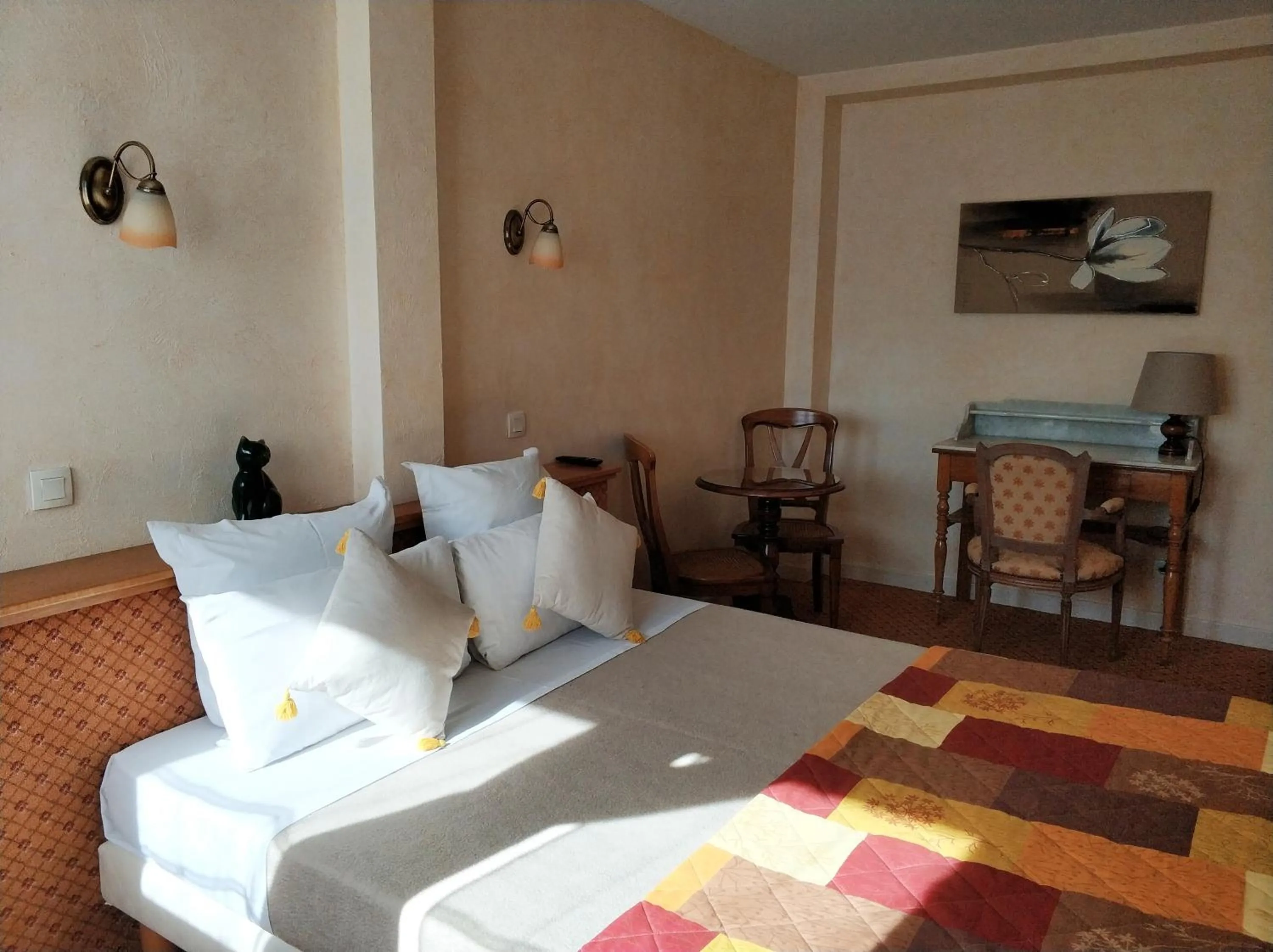 Bed in Logis Hotel Calisola Besançon - Soirée Etape