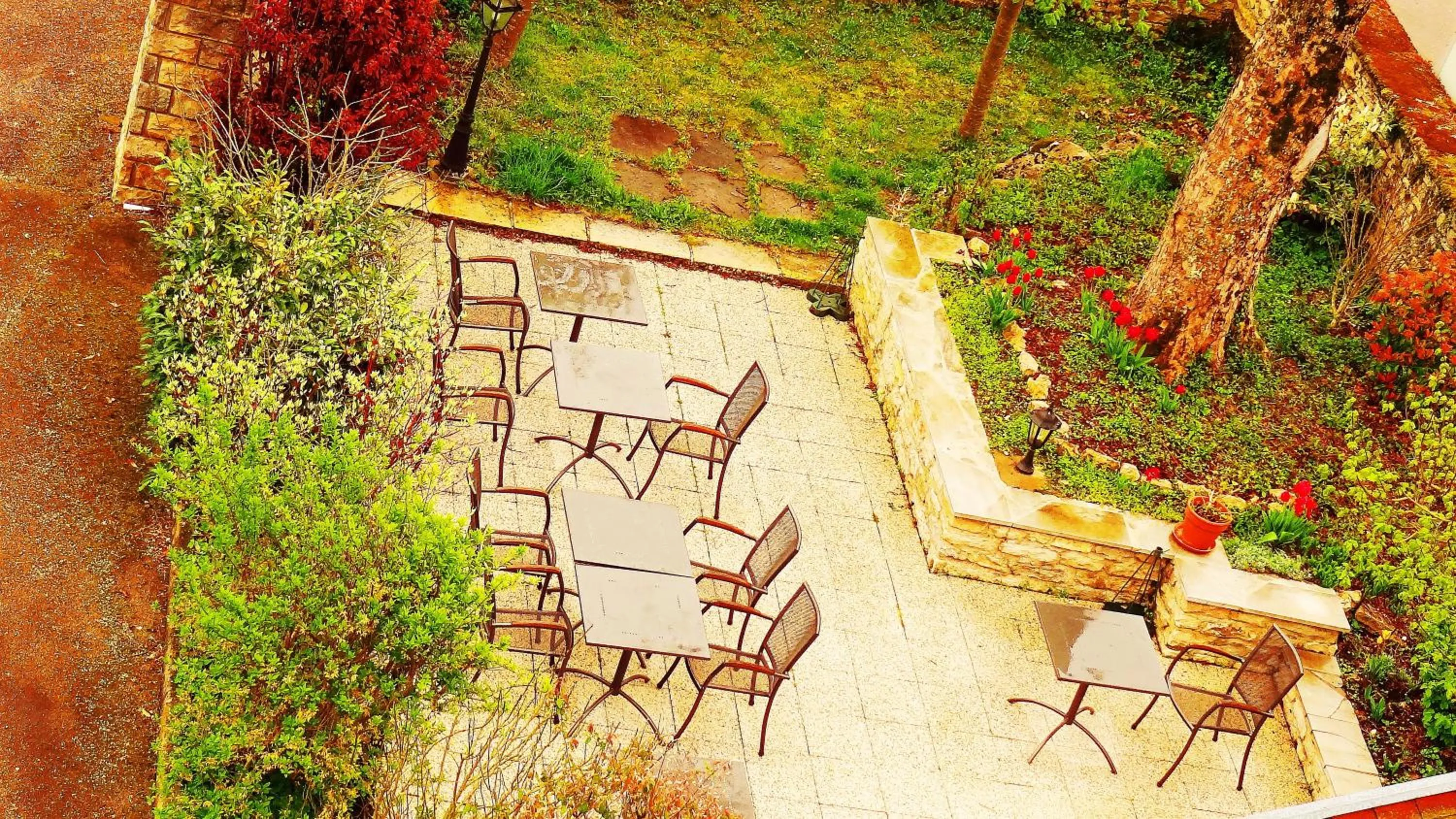 Patio in Logis Hotel Calisola Besançon - Soirée Etape