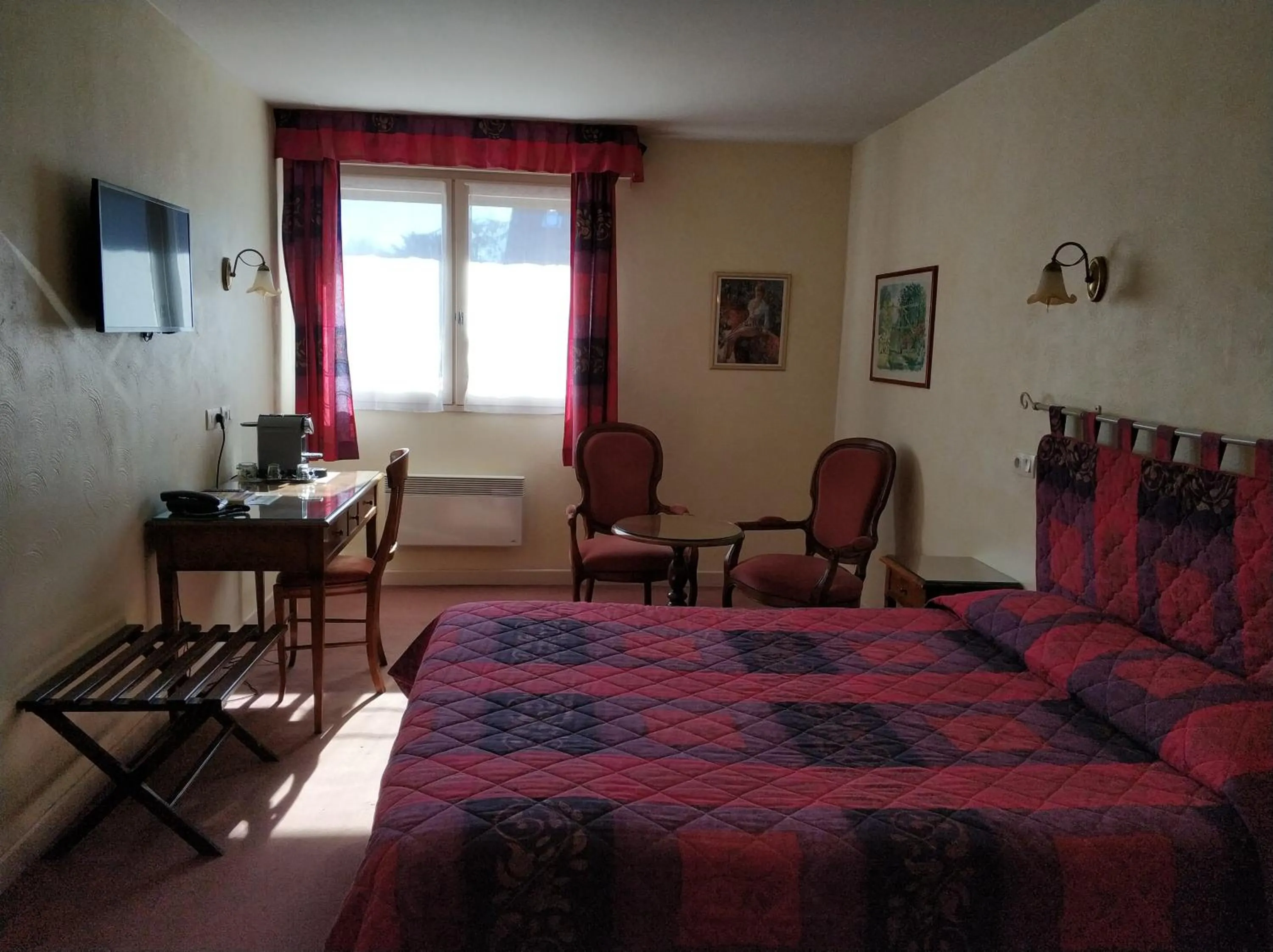 Bed in Logis Hotel Calisola Besançon - Soirée Etape