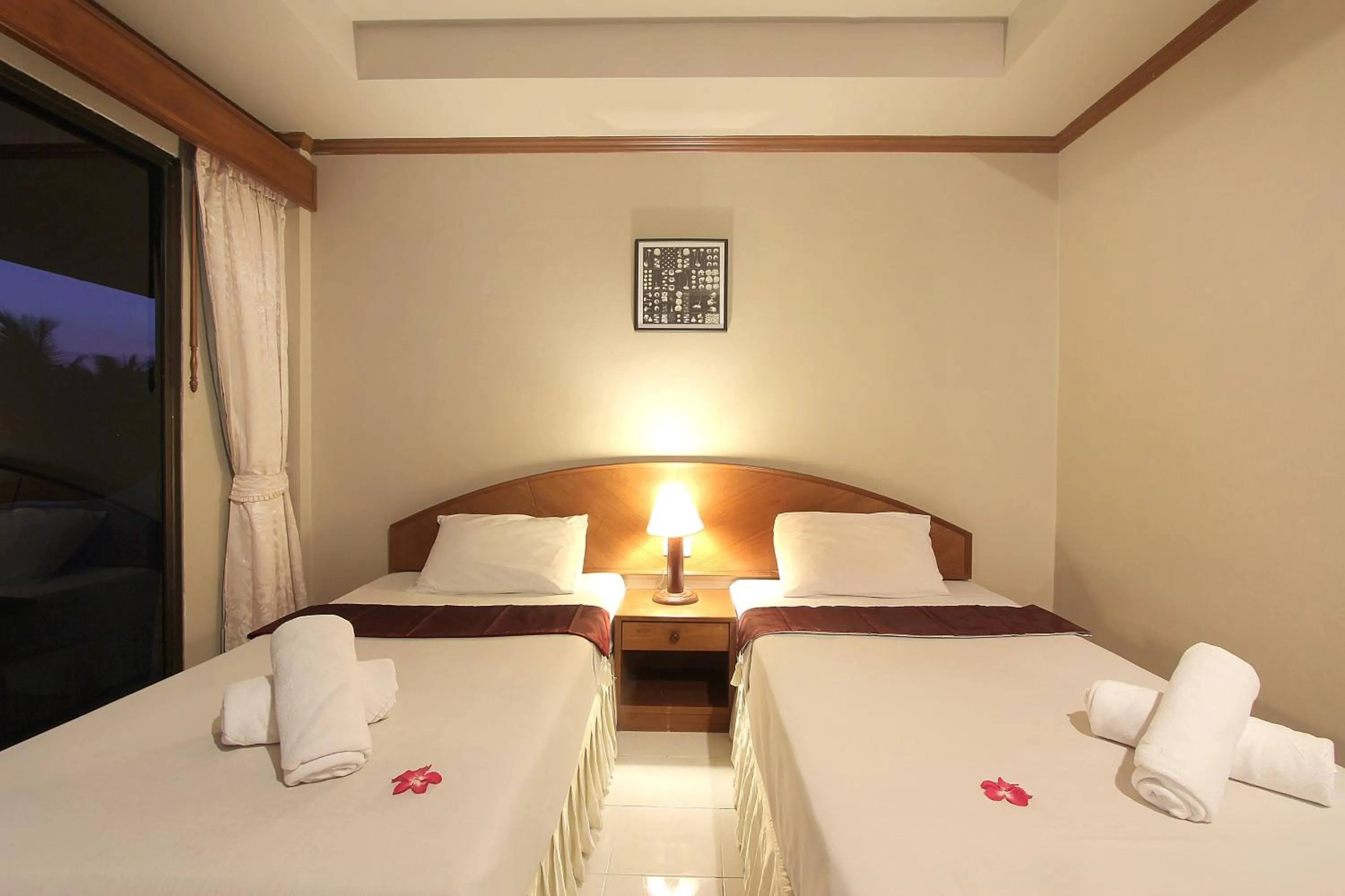 Photo of the whole room, Bed in Choophorn House SHA