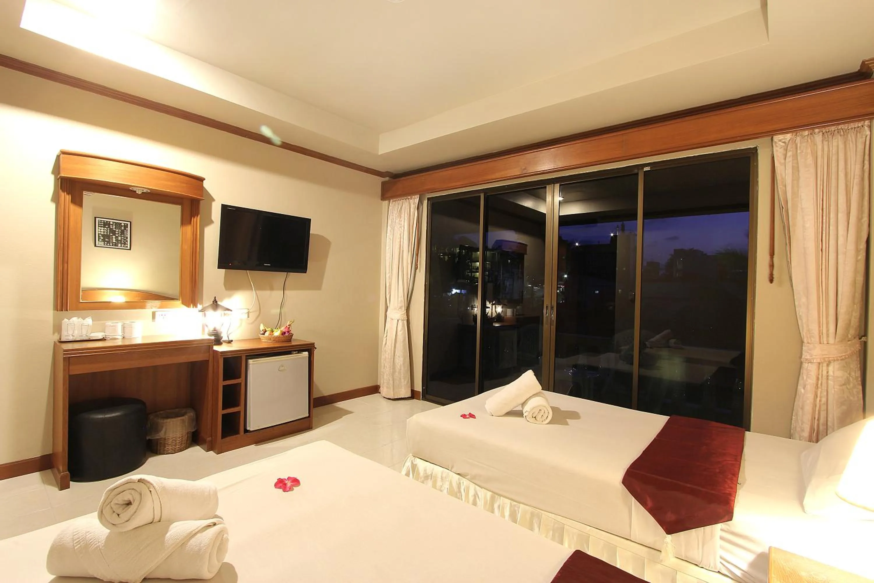 Photo of the whole room, Bed in Choophorn House SHA